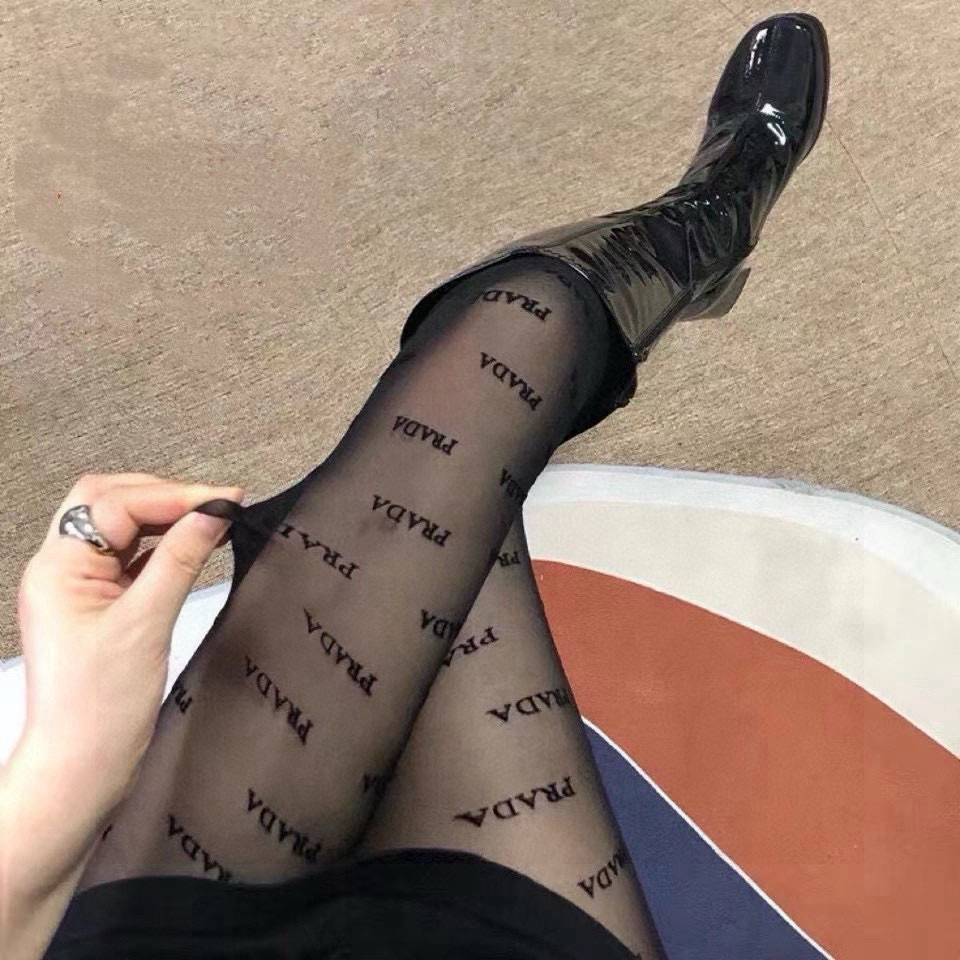  配包装
【一盒一双】🌟Prada 普拉达经典植绒字母丝袜 🌟好看到爆炸 ，欧美大牌丝袜。一比一高版本制