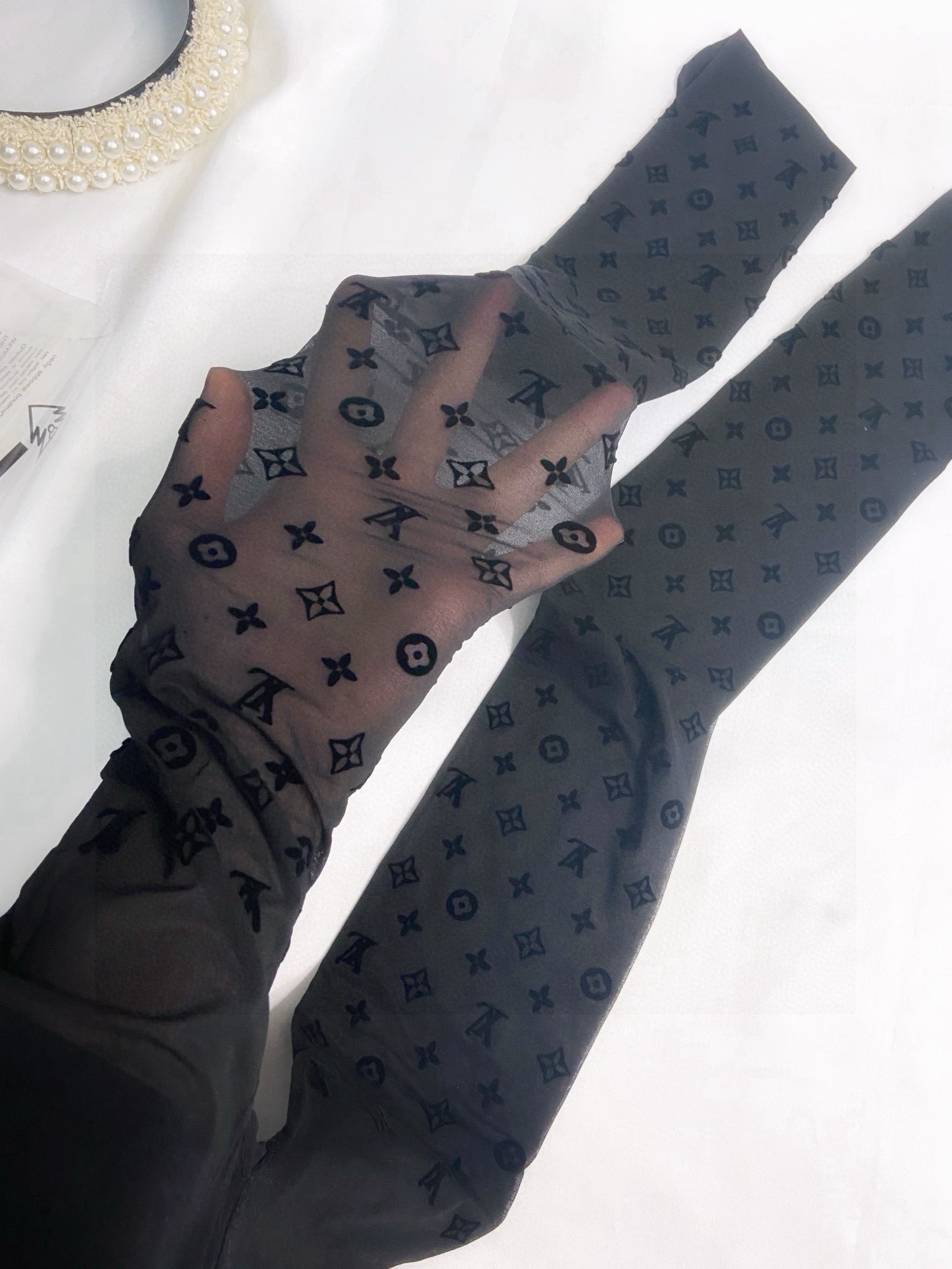  配包装
【一盒一双】🌟LV路易·威登经典植绒老化字母丝袜 🌟好看到爆炸 ，欧美大牌丝袜。一比一高版本制