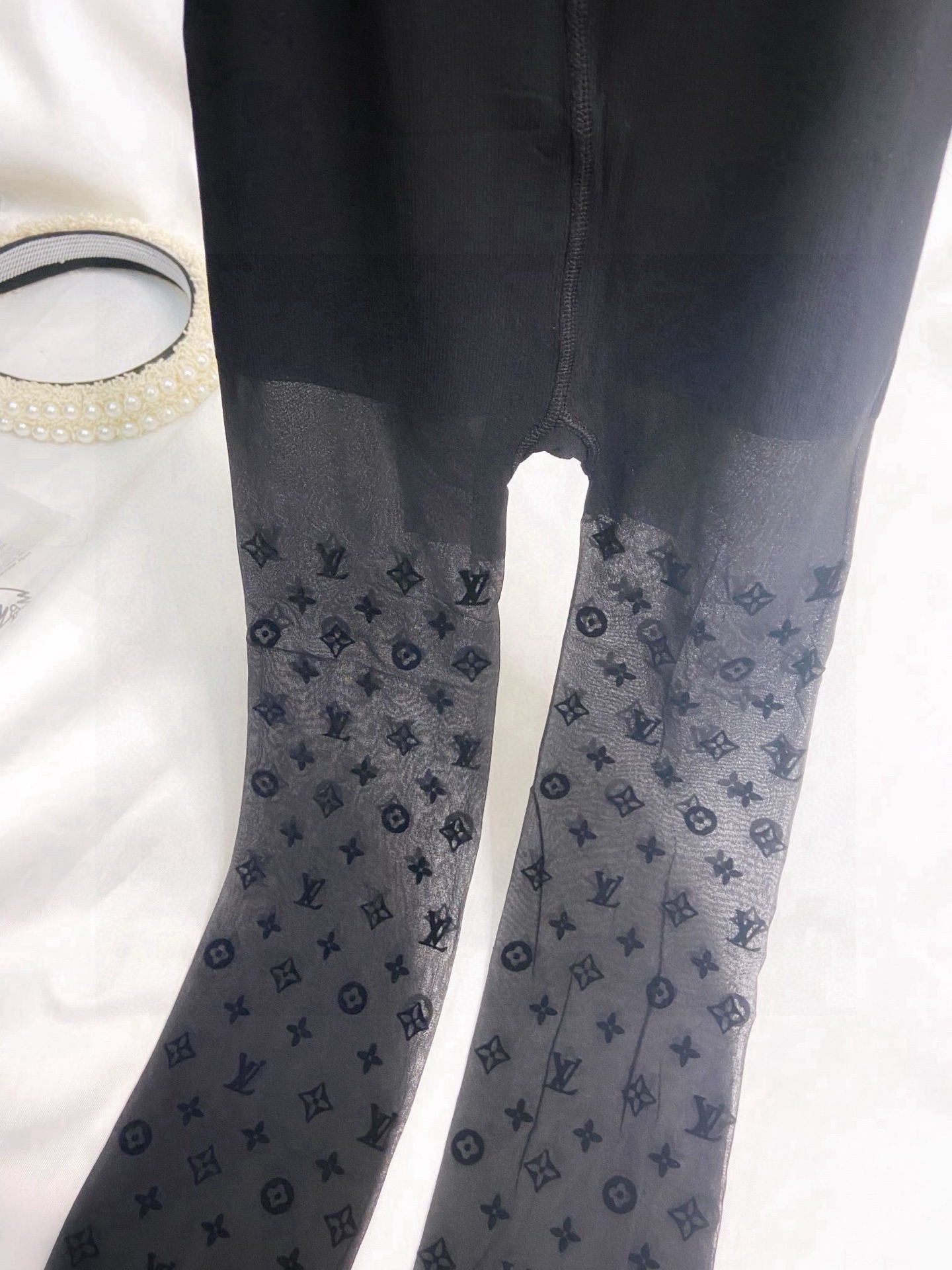  配包装
【一盒一双】🌟LV路易·威登经典植绒老化字母丝袜 🌟好看到爆炸 ，欧美大牌丝袜。一比一高版本制