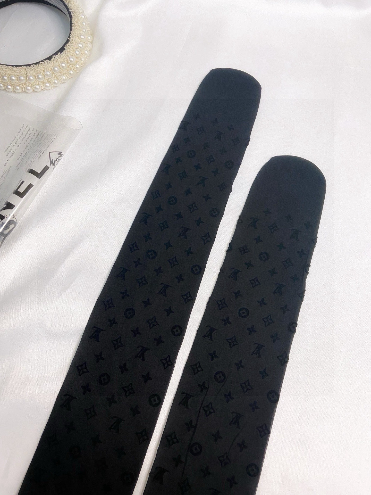  配包装
【一盒一双】🌟LV路易·威登经典植绒老化字母丝袜 🌟好看到爆炸 ，欧美大牌丝袜。一比一高版本制