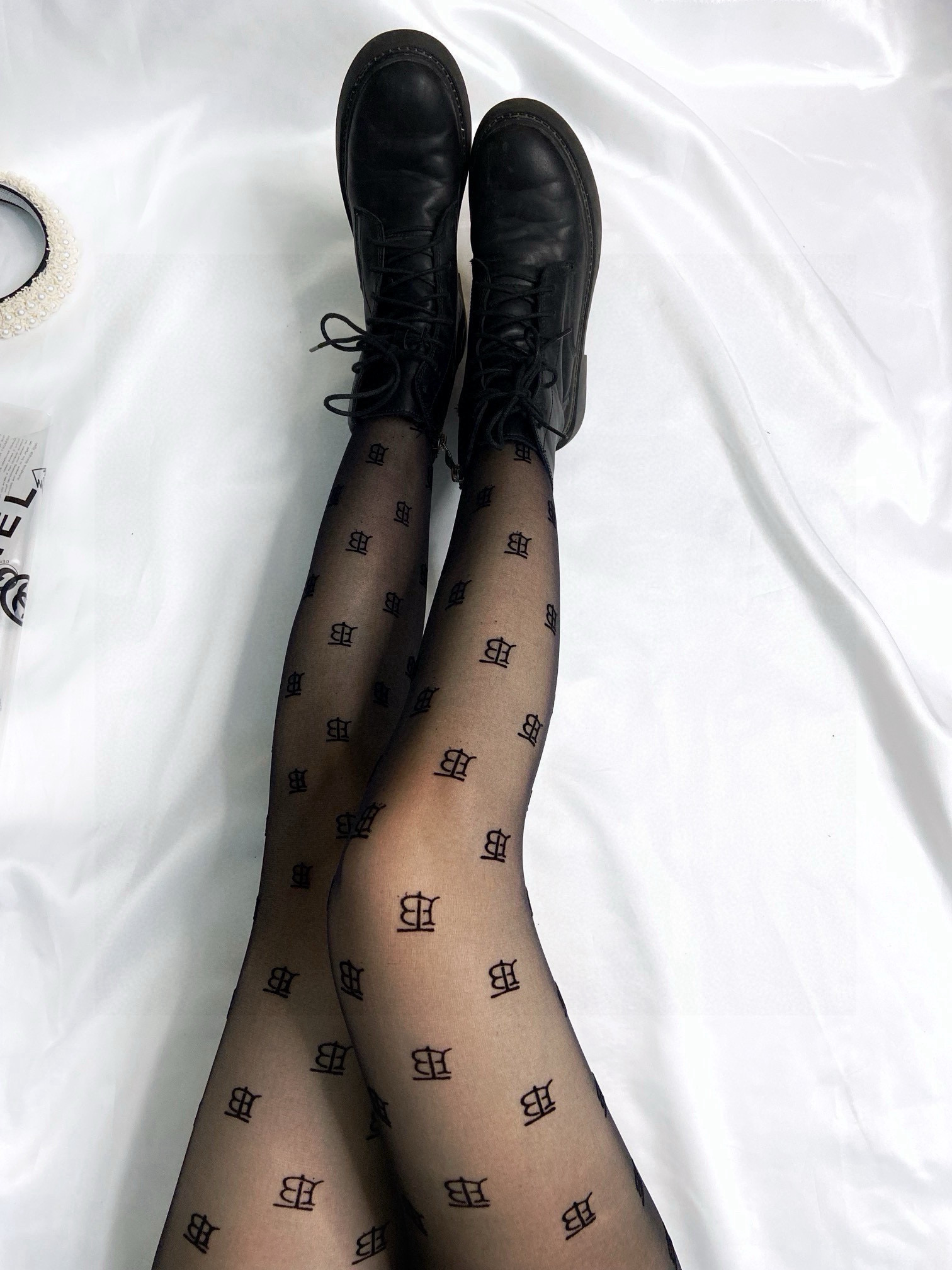  配包装
【一盒一双】🌟Burbe*rry巴宝莉经典植绒TB字母丝袜 🌟好看到爆炸 ，欧美大牌丝袜。一比
