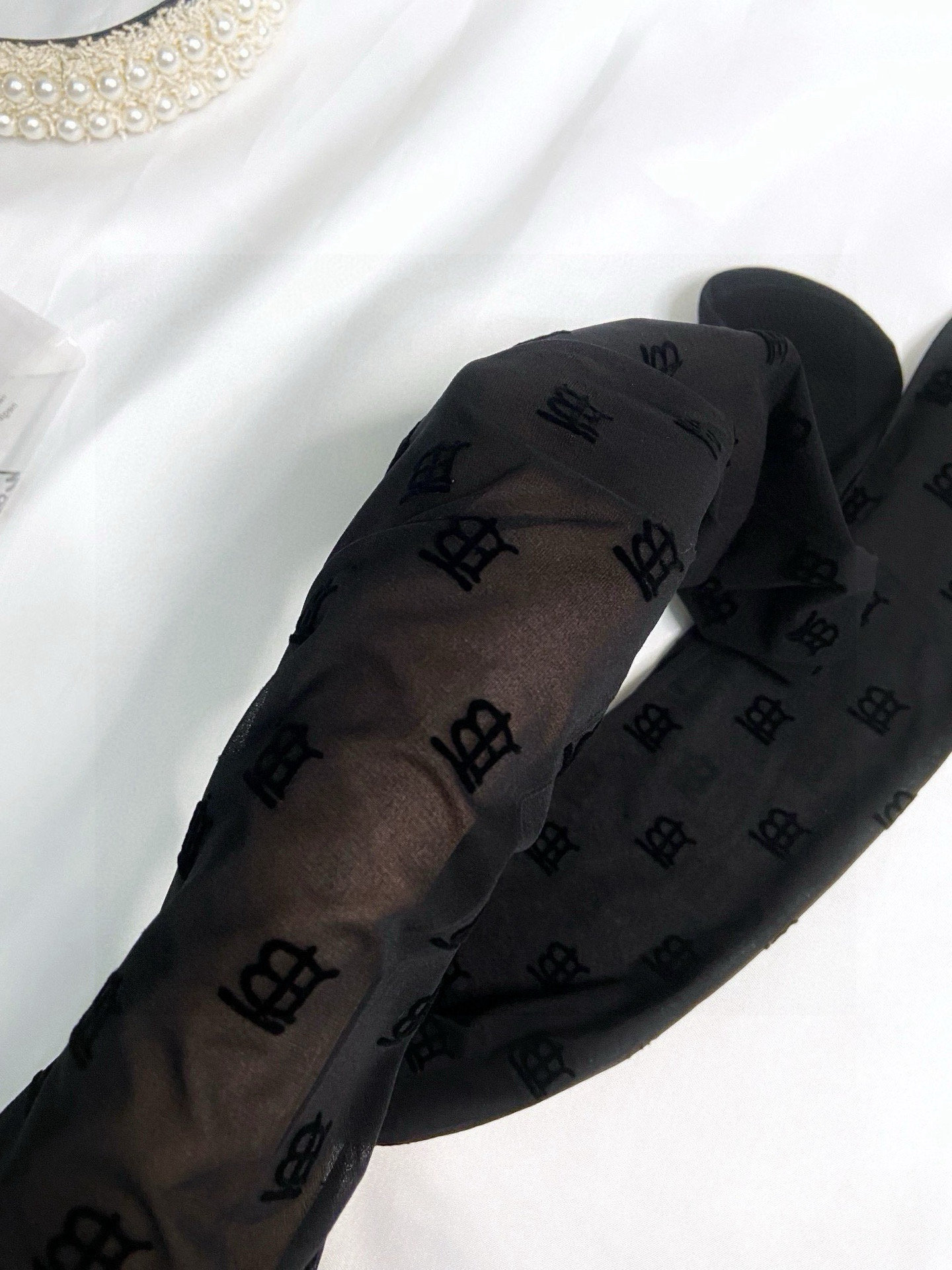  配包装
【一盒一双】🌟Burbe*rry巴宝莉经典植绒TB字母丝袜 🌟好看到爆炸 ，欧美大牌丝袜。一比