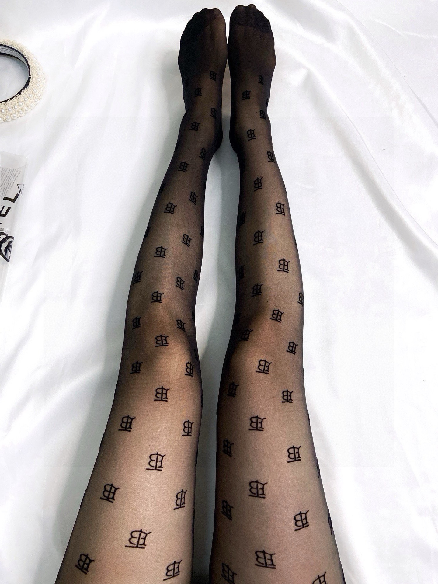  配包装
【一盒一双】🌟Burbe*rry巴宝莉经典植绒TB字母丝袜 🌟好看到爆炸 ，欧美大牌丝袜。一比
