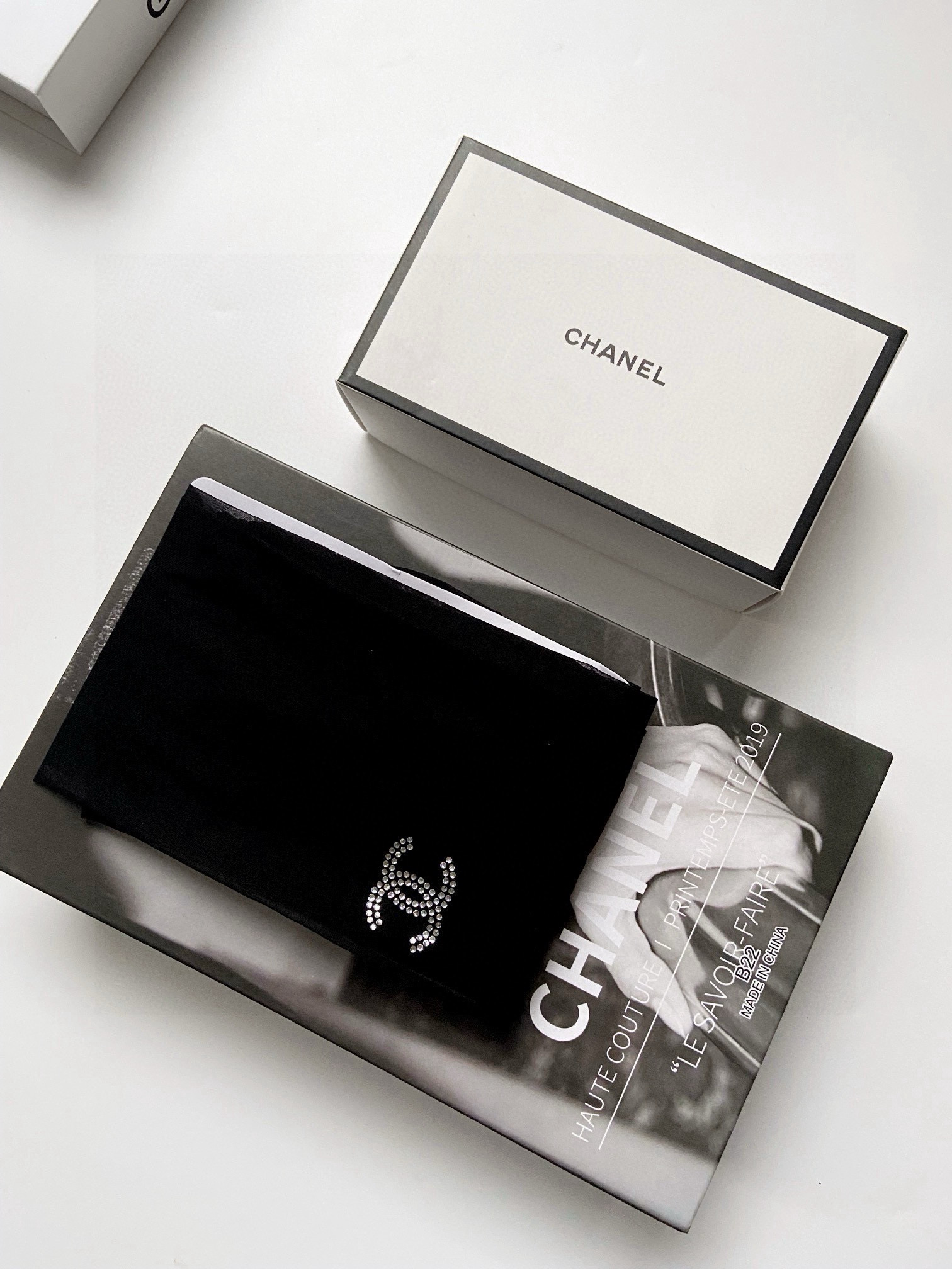  配包装
🌟【一盒一双】
🌟Chanel 香奈儿  爆款水钻 双C 字母 丝袜 🌟好看到爆炸 欧美大牌丝