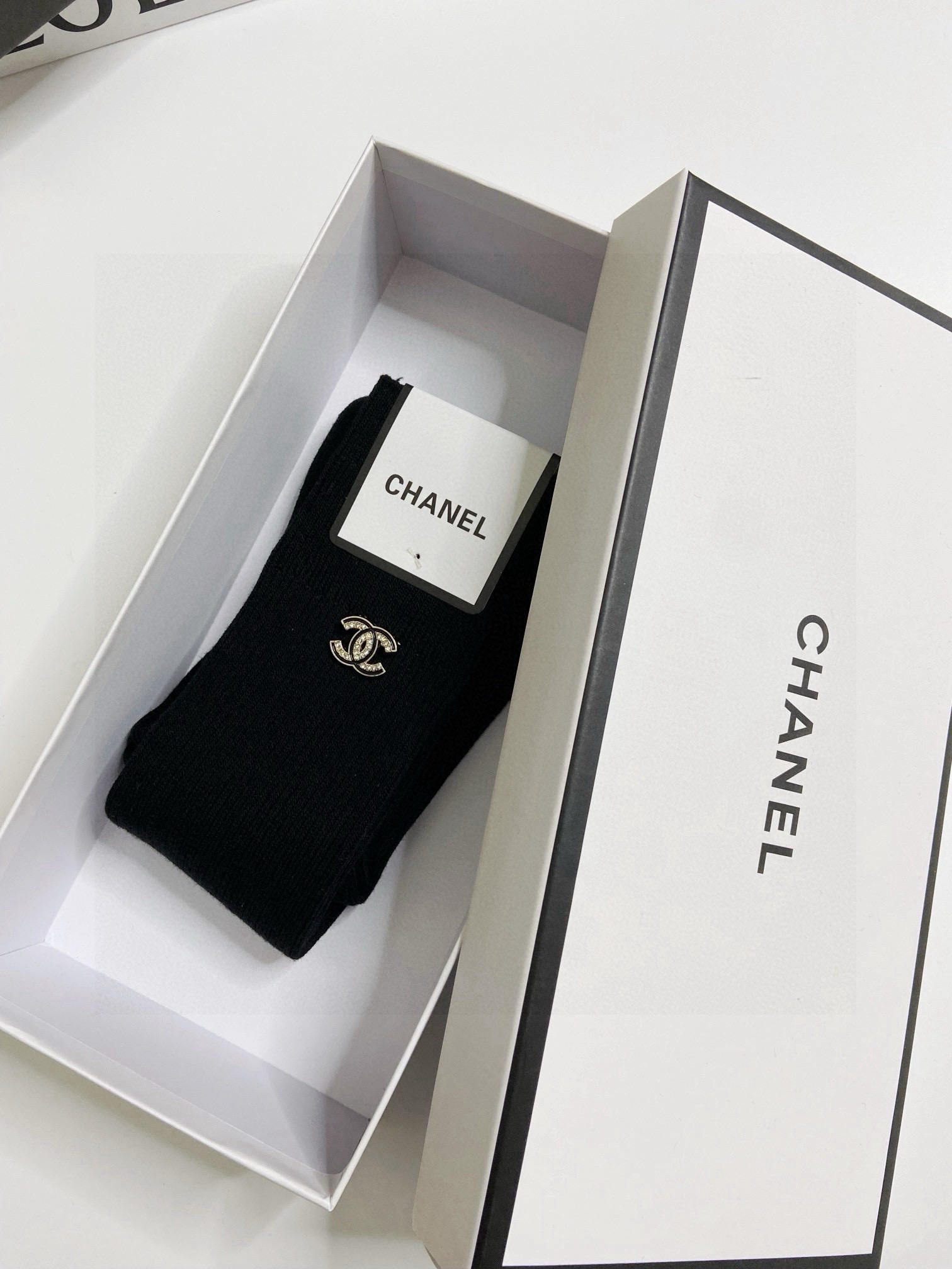  配包装
🌟【一盒一双】
🌟Chanel 香奈儿 经典字母logo别针纯棉长筒袜 小腿袜 
🌟重工装饰个