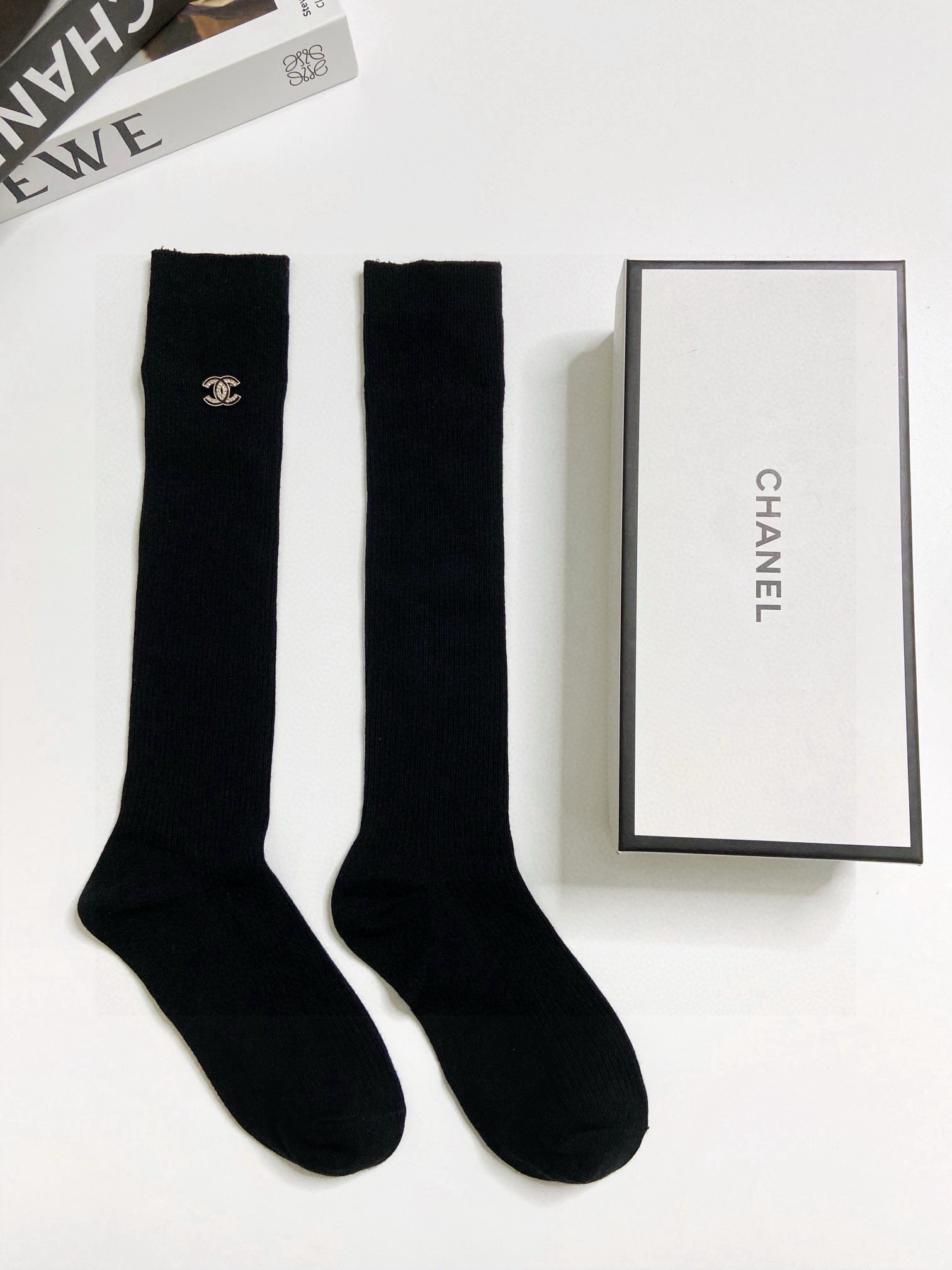  配包装
🌟【一盒一双】
🌟Chanel 香奈儿 经典字母logo别针纯棉长筒袜 小腿袜 
🌟重工装饰个