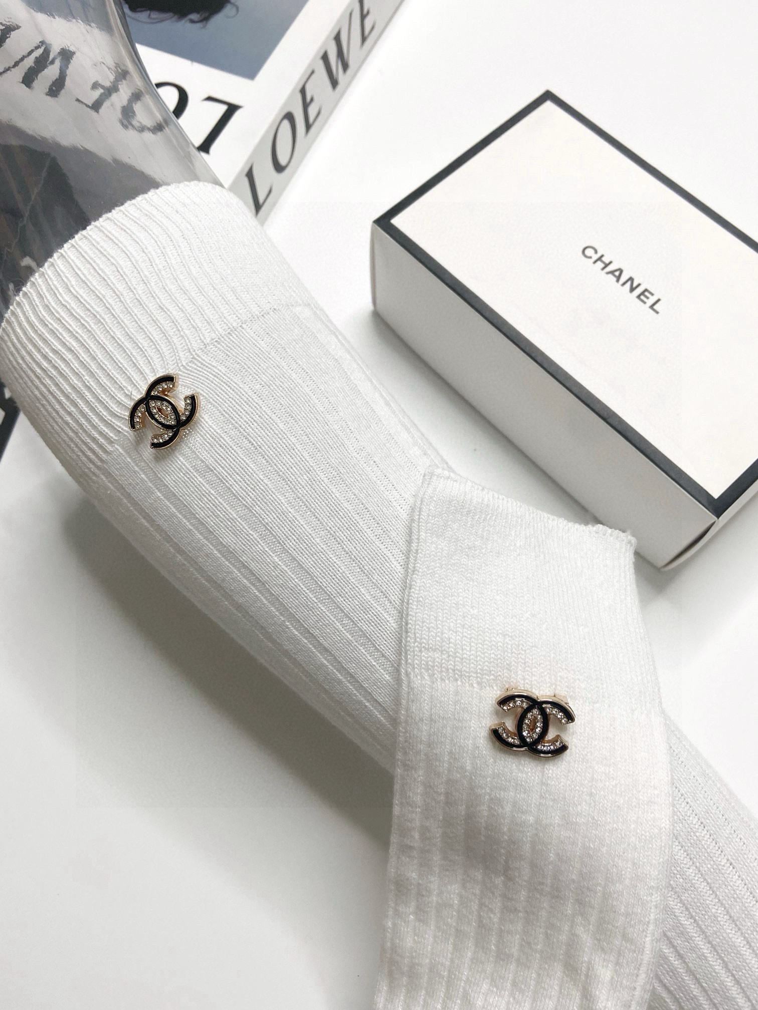  配包装
🌟【一盒一双】
🌟Chanel 香奈儿 经典字母logo别针纯棉长筒袜 小腿袜 
🌟重工装饰个