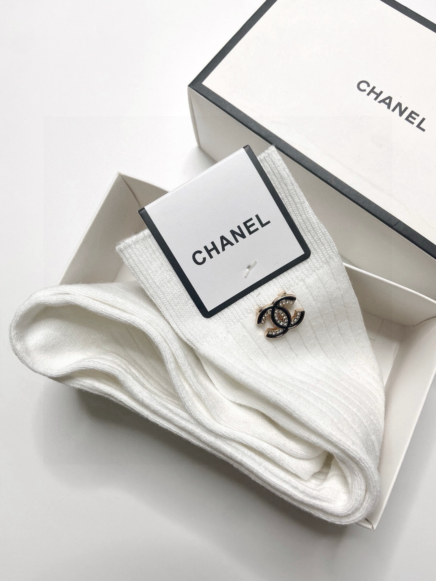  配包装
🌟【一盒一双】
🌟Chanel 香奈儿 经典字母logo别针纯棉长筒袜 小腿袜 
🌟重工装饰个