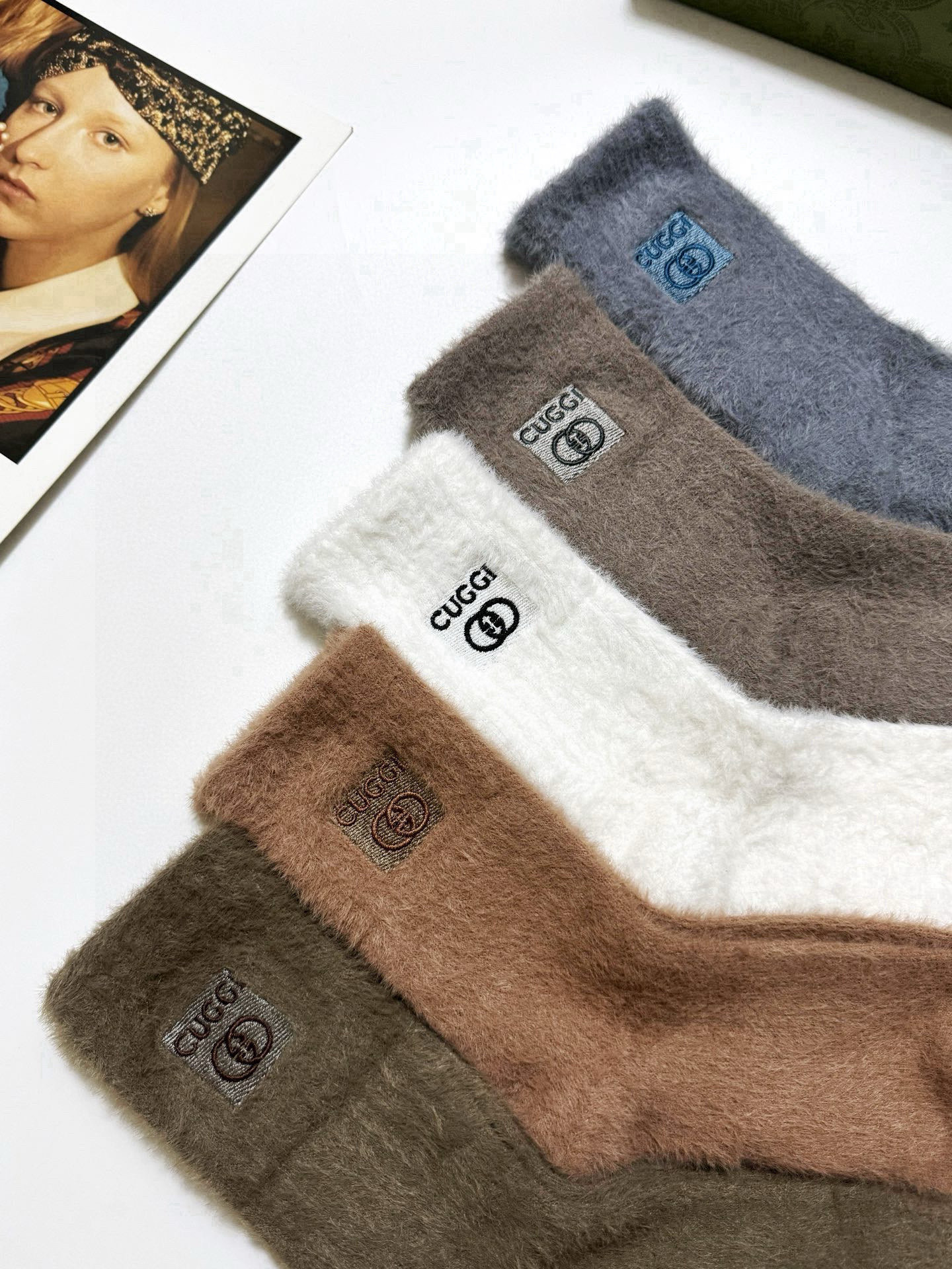  配包装
🌟【一盒5 双】
🌟Gucci 古琦 欧美大牌 经典字母 logo 水貂绒中筒袜  ！超级软糯