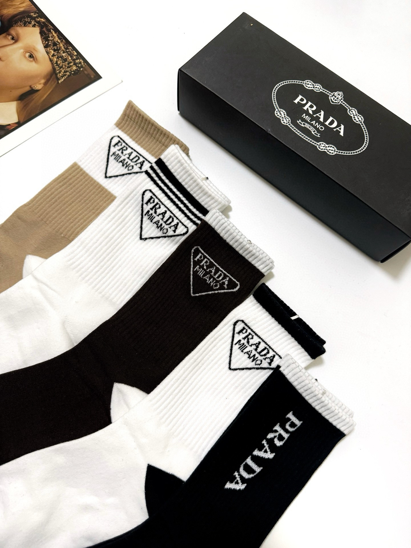  配包装
🌟【一盒5 双】
 🌟Prada 普拉达  经典字母logo 纯棉中筒袜   ，ins超火爆中