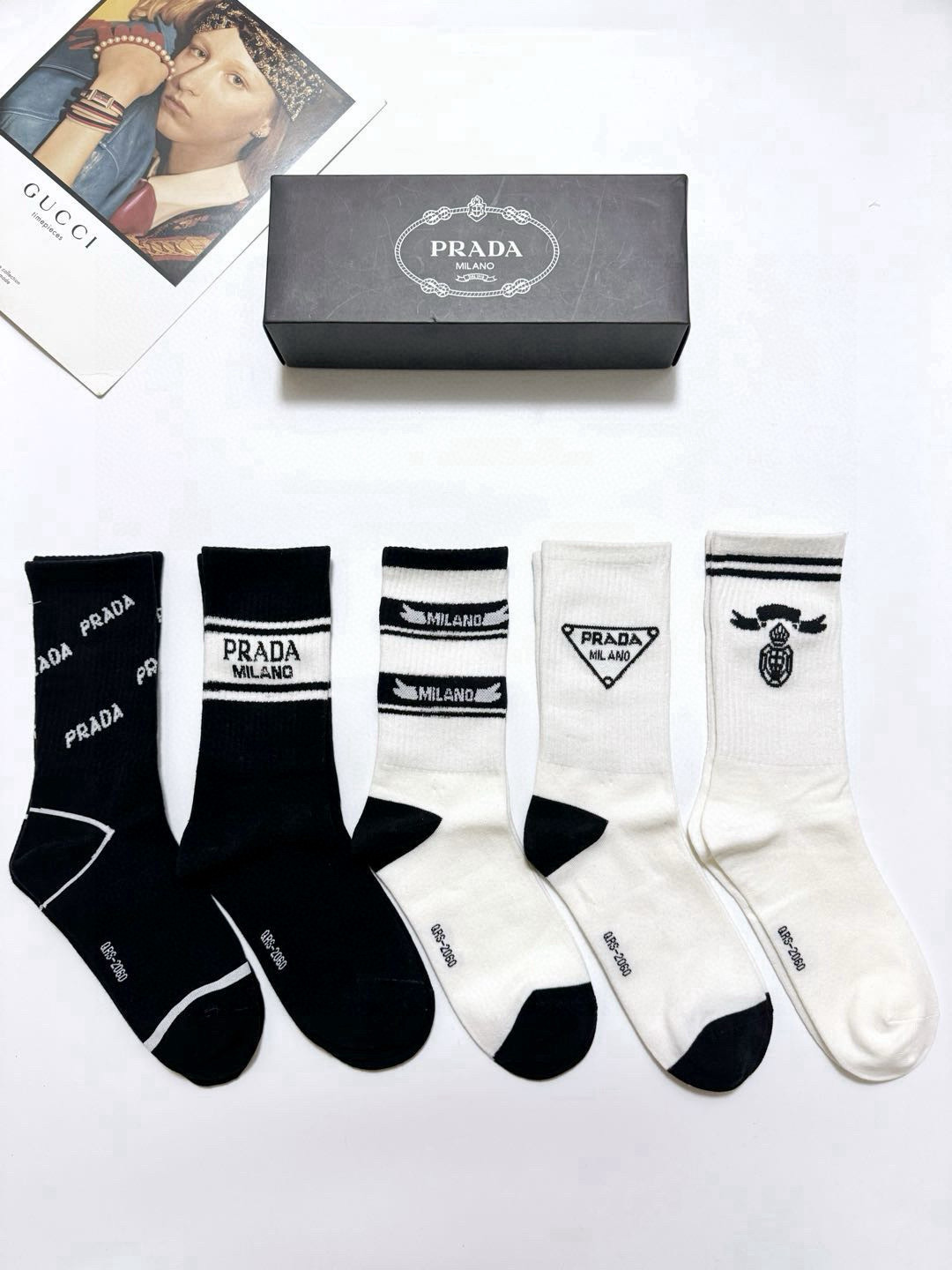   配包装
🌟【一盒5 双】
🌟Prada 普拉达 经典字母 logo纯棉 中筒袜  ！超级软糯亲肤！
