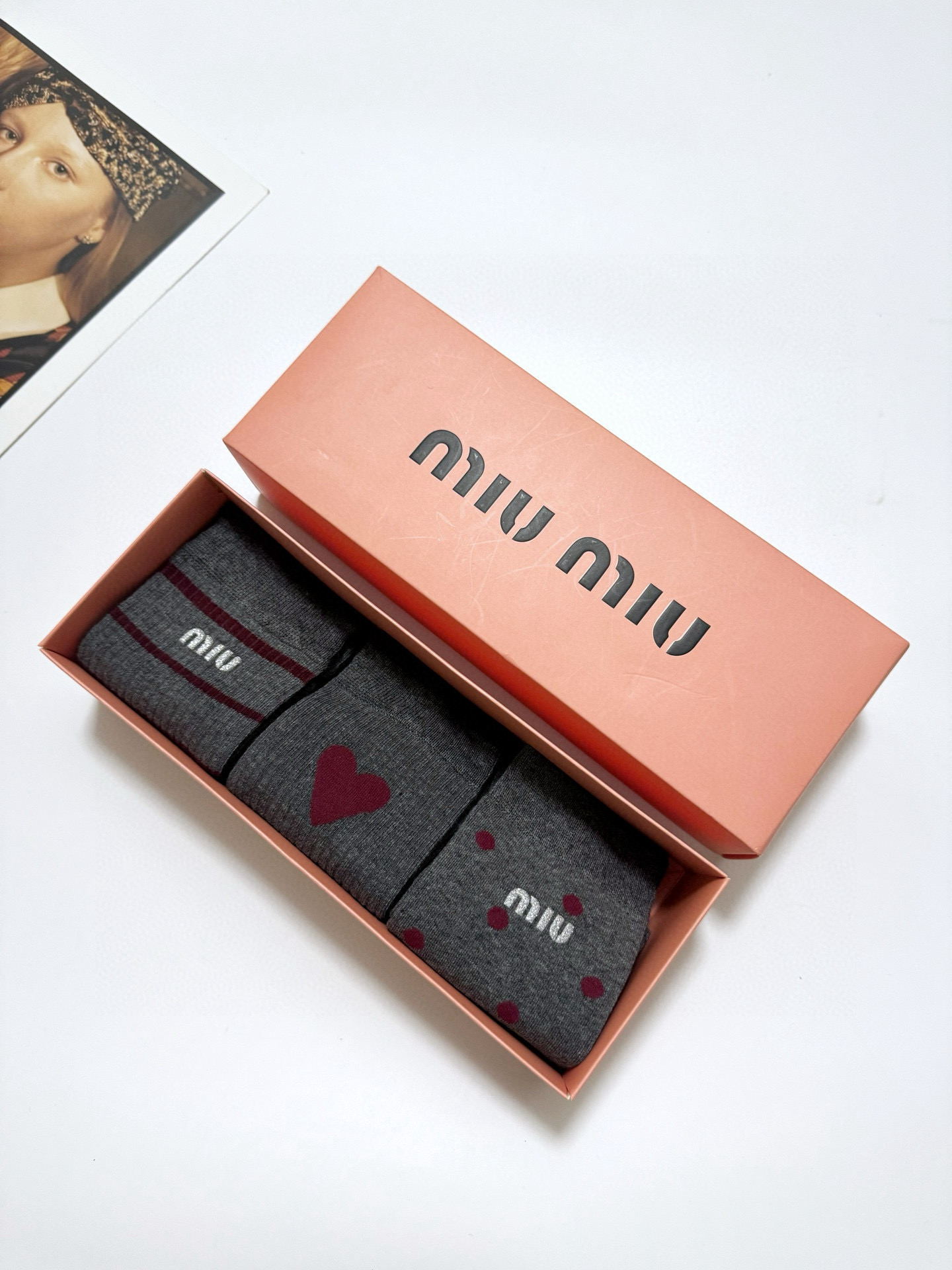  配包装
🌟【一盒3双】
 🌟缪缪 miumiu 经典字母logo 纯棉中筒袜   ，ins超火爆短袜，