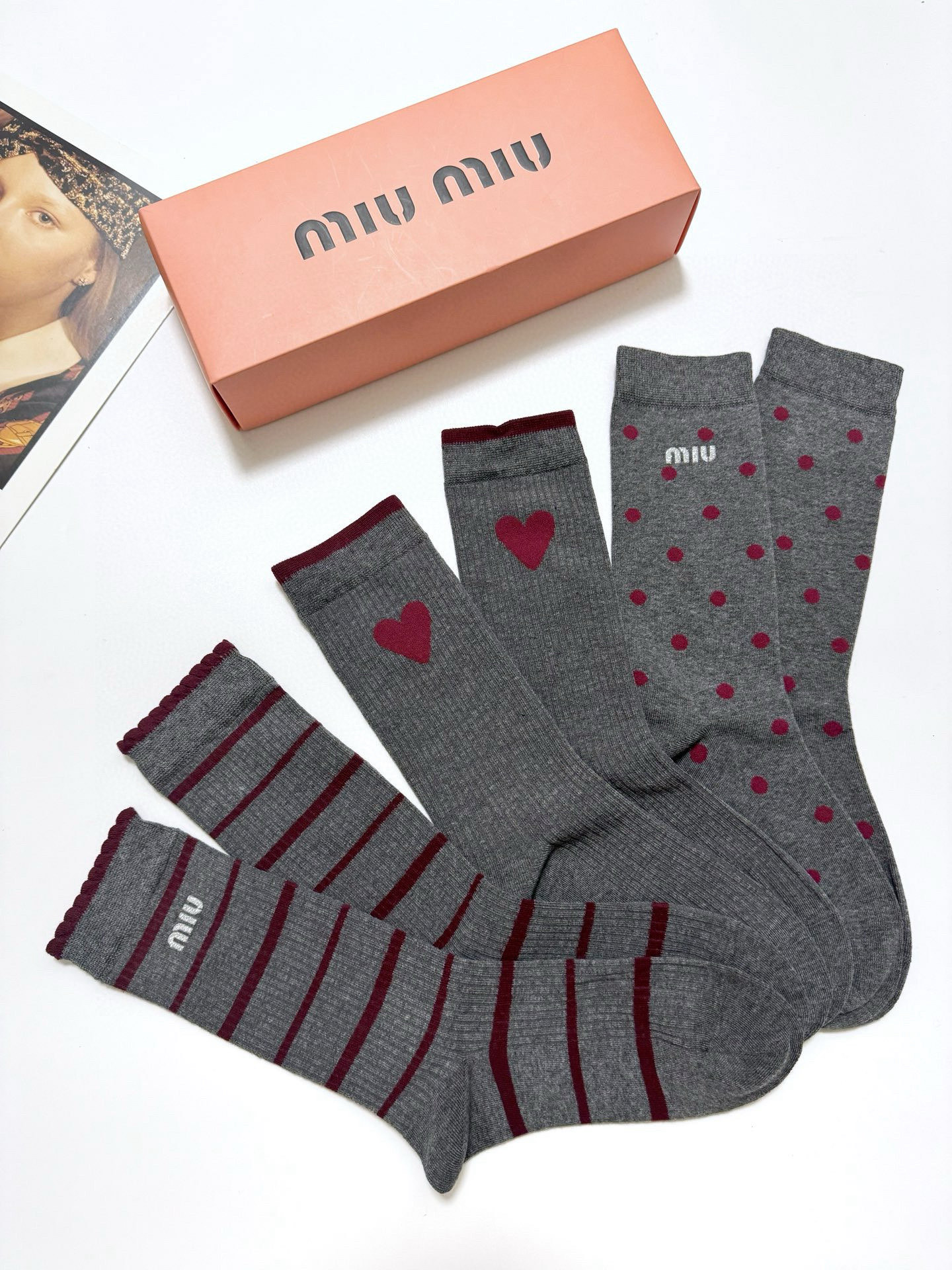  配包装
🌟【一盒3双】
 🌟缪缪 miumiu 经典字母logo 纯棉中筒袜   ，ins超火爆短袜，