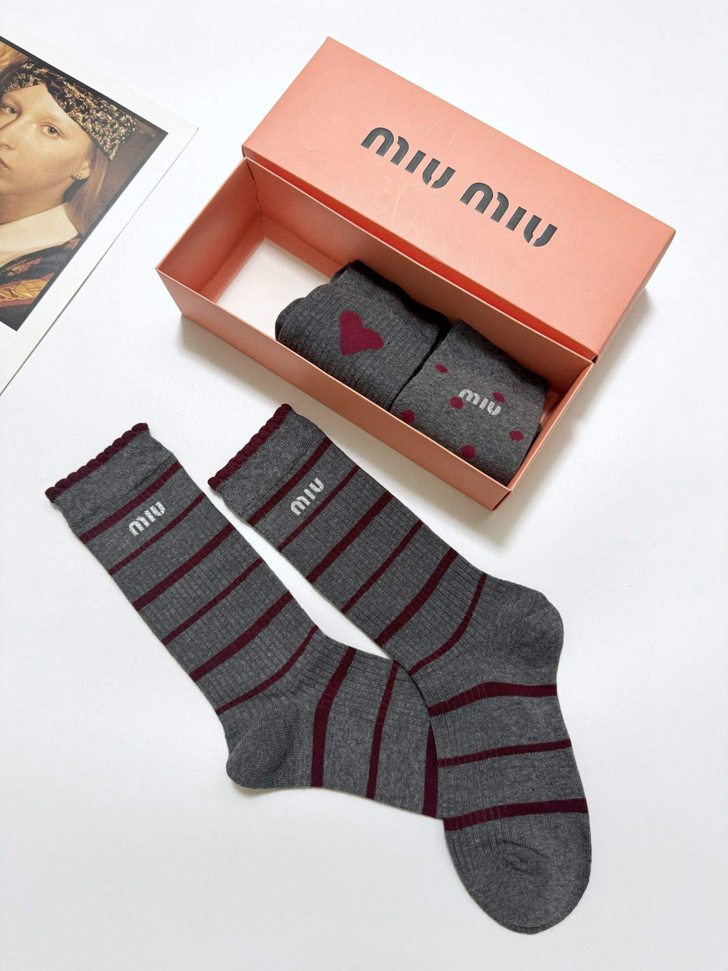  配包装
🌟【一盒3双】
 🌟缪缪 miumiu 经典字母logo 纯棉中筒袜   ，ins超火爆短袜，