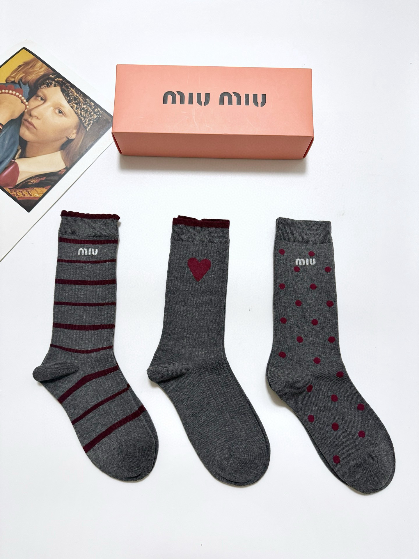  配包装
🌟【一盒3双】
 🌟缪缪 miumiu 经典字母logo 纯棉中筒袜   ，ins超火爆短袜，