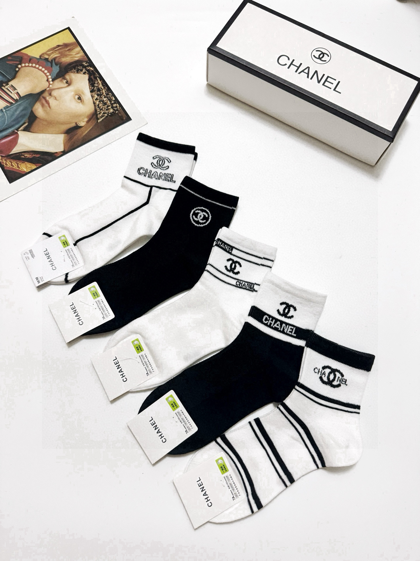  配包装
🌟【一盒5双】
 🌟Chanel 香奈儿 经典字母logo 纯棉中筒袜   ，ins超火爆短袜
