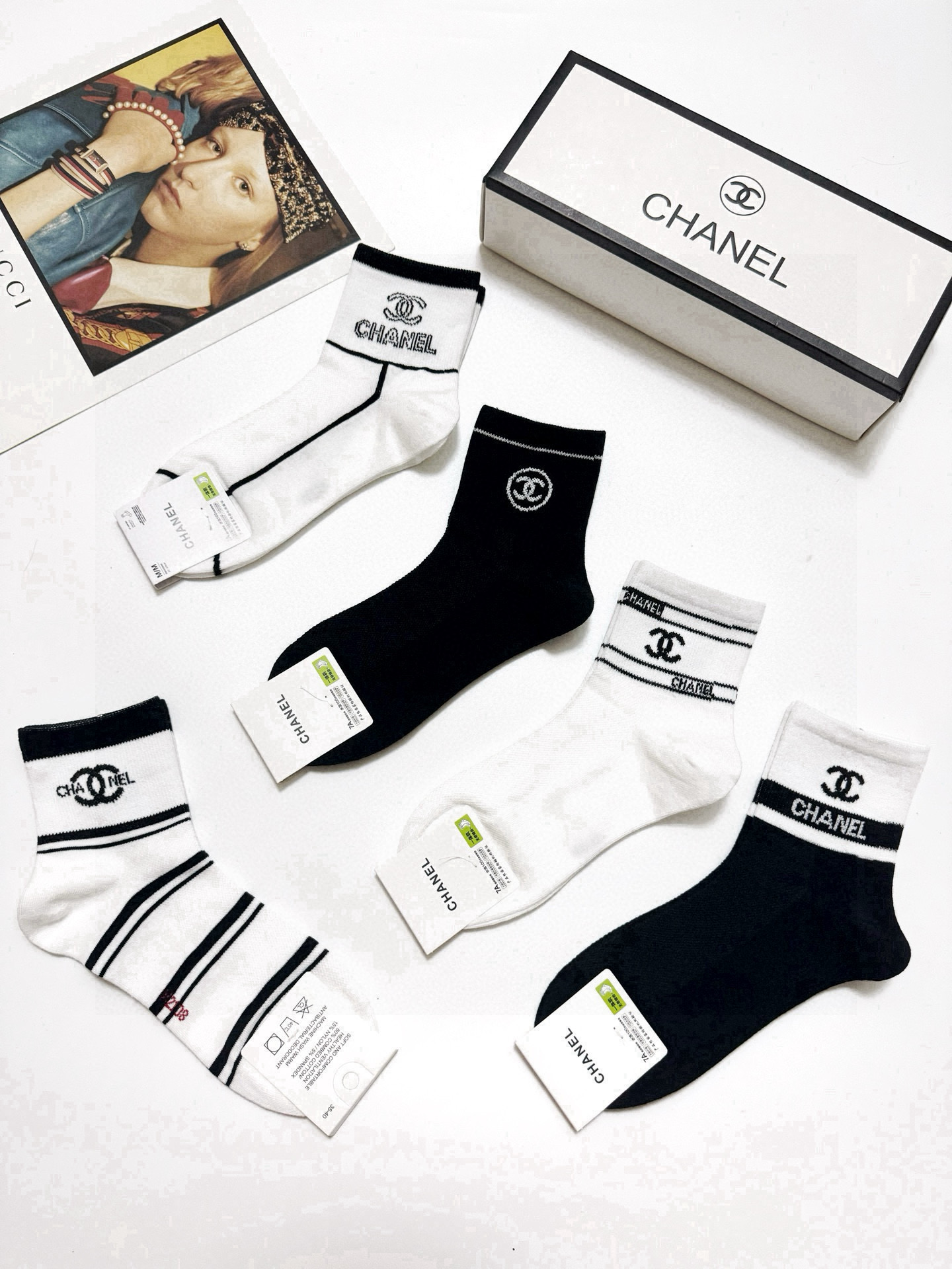 配包装
🌟【一盒5双】
 🌟Chanel 香奈儿 经典字母logo 纯棉中筒袜   ，ins超火爆短袜