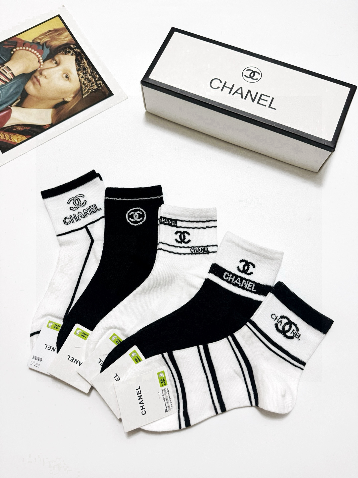  配包装
🌟【一盒5双】
 🌟Chanel 香奈儿 经典字母logo 纯棉中筒袜   ，ins超火爆短袜