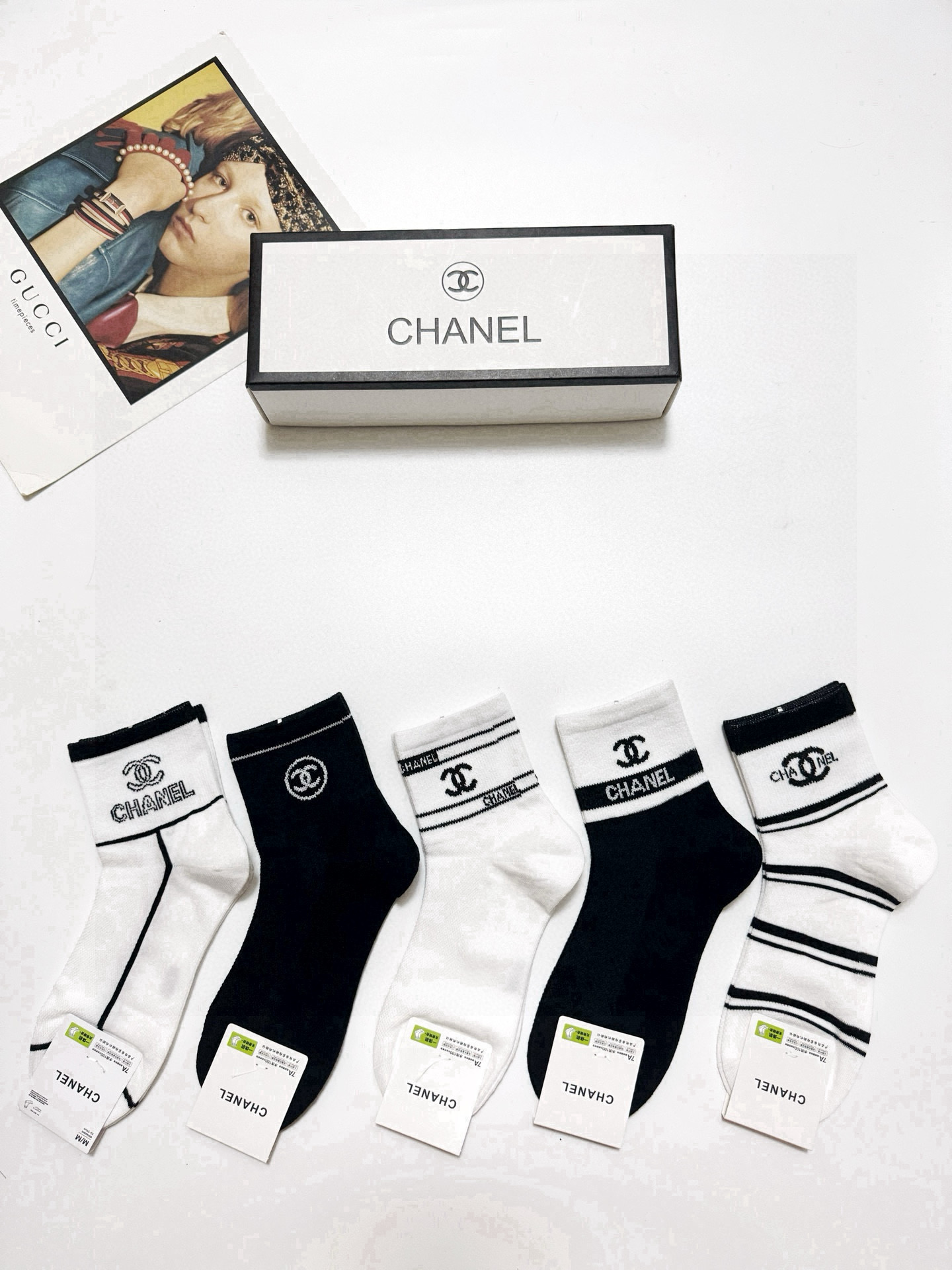 配包装
🌟【一盒5双】
 🌟Chanel 香奈儿 经典字母logo 纯棉中筒袜   ，ins超火爆短袜