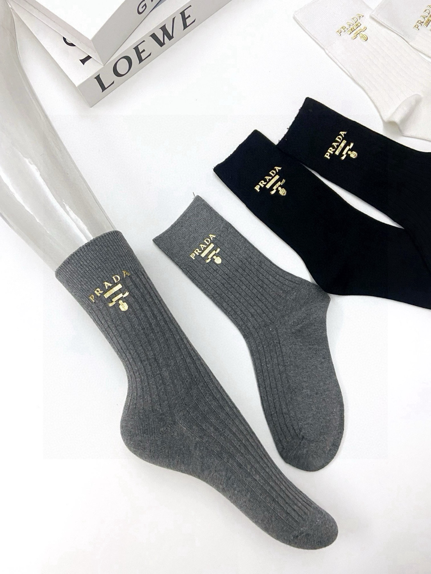   配包装
🌟【一盒3 双】
🌟Prada 普拉达经典字母logo 纯棉中筒袜 小腿袜 
🌟ins爆款！