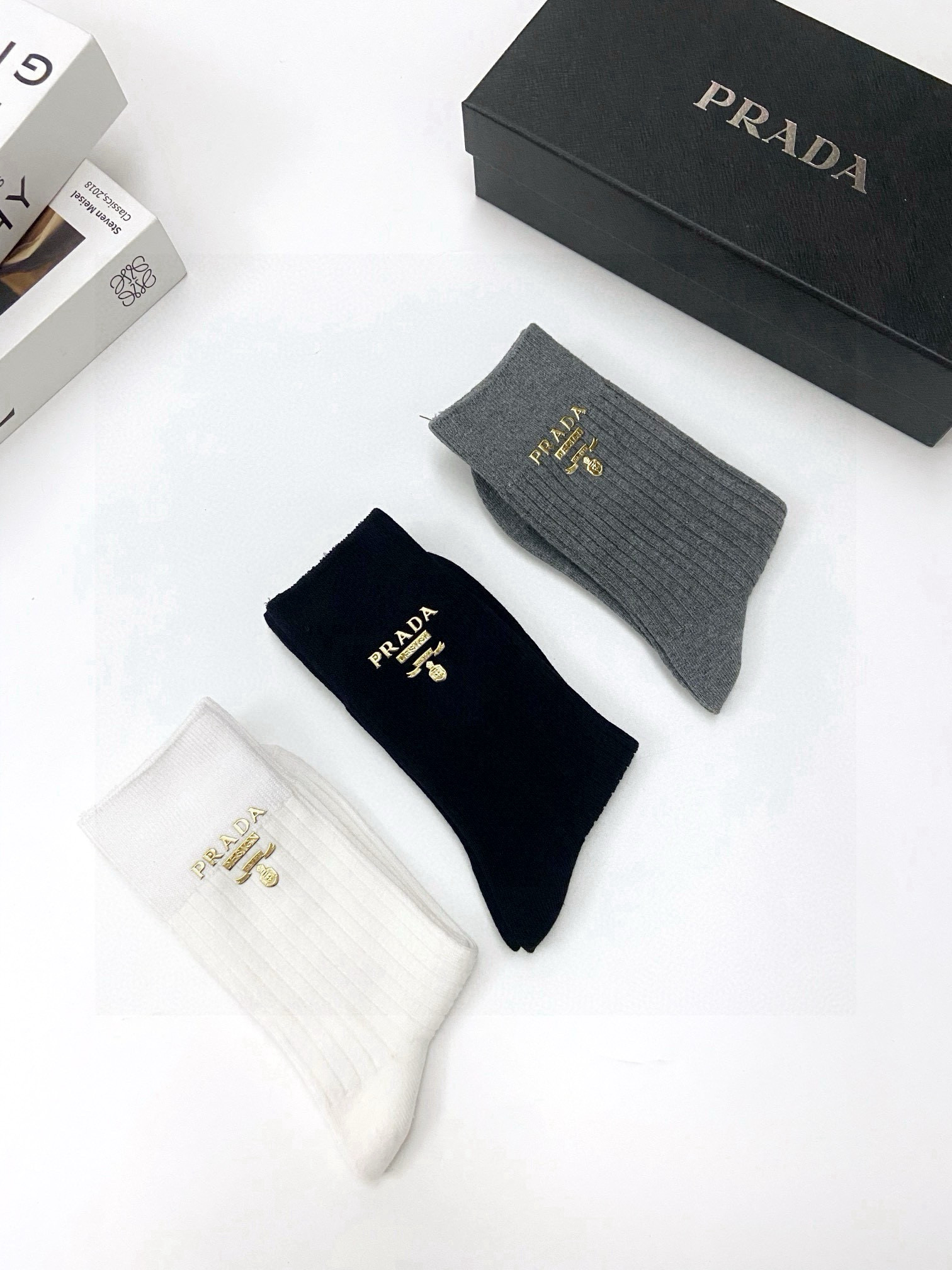   配包装
🌟【一盒3 双】
🌟Prada 普拉达经典字母logo 纯棉中筒袜 小腿袜 
🌟ins爆款！