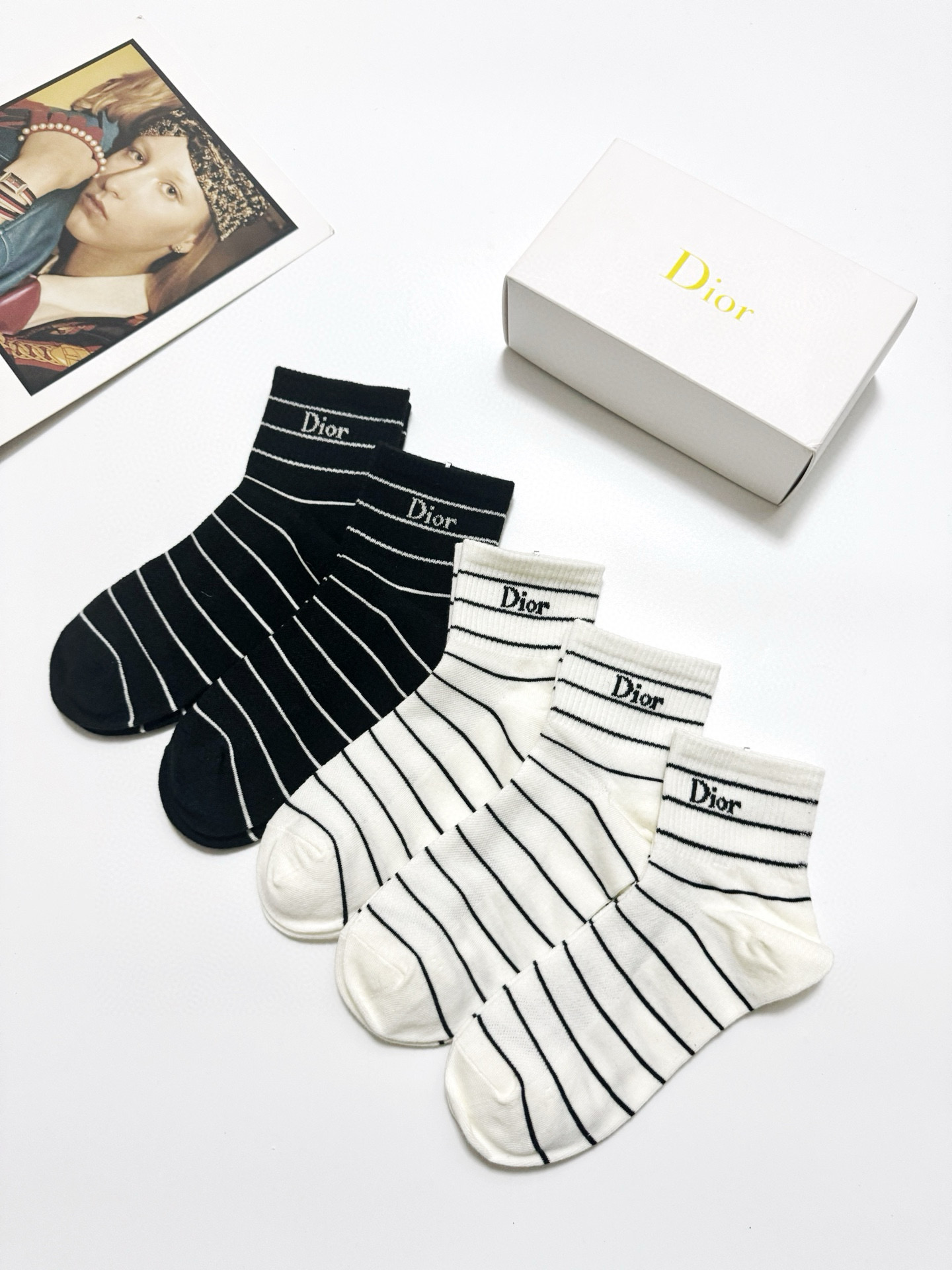  配包装
🌟【一盒5 双】
 🌟Dior 迪奥 经典字母logo 纯棉短筒袜   ，ins超火爆短袜，纯
