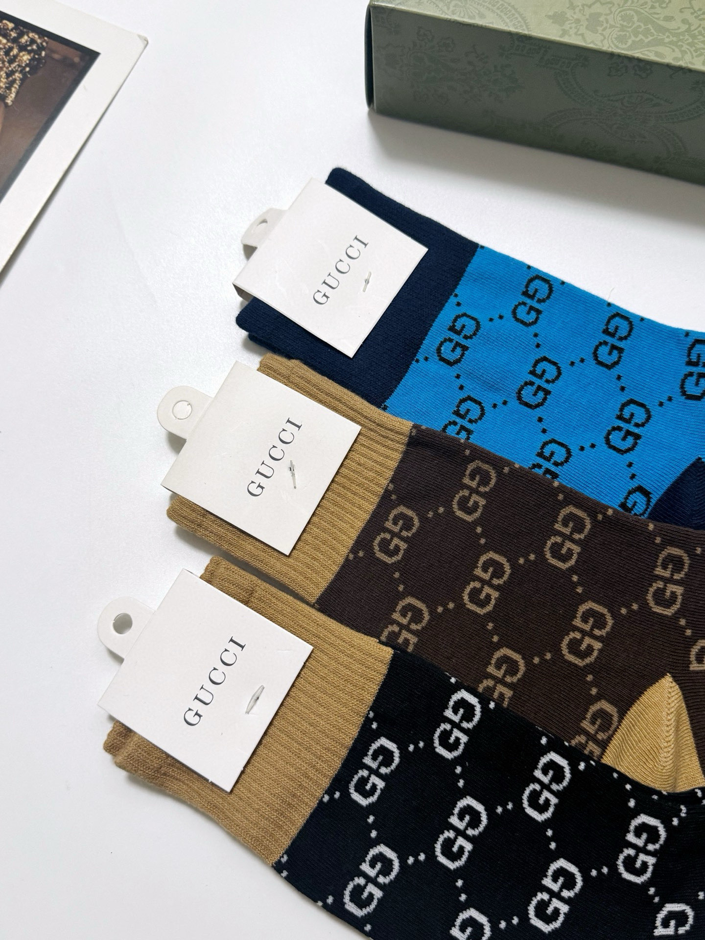  配包装
🌟【一盒3双】
🌟Gucci 古琦 经典字母 logo 纯棉 中筒袜  ！超级软糯亲肤！
🌟i