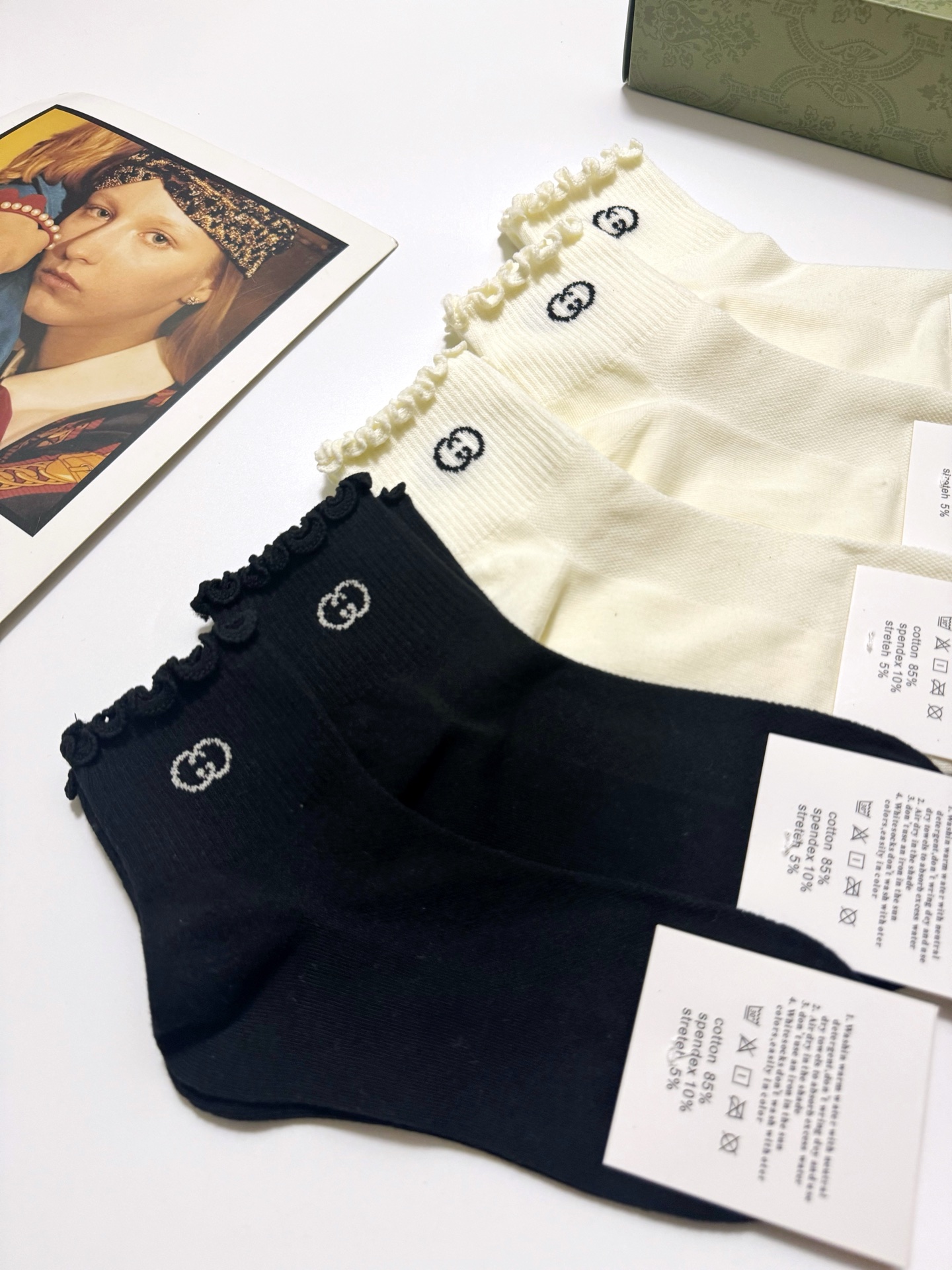  配包装
🌟【一盒5 双】
 🌟Gucci 古琦 经典字母logo ins超火爆短筒袜，纯棉面料，潮人必