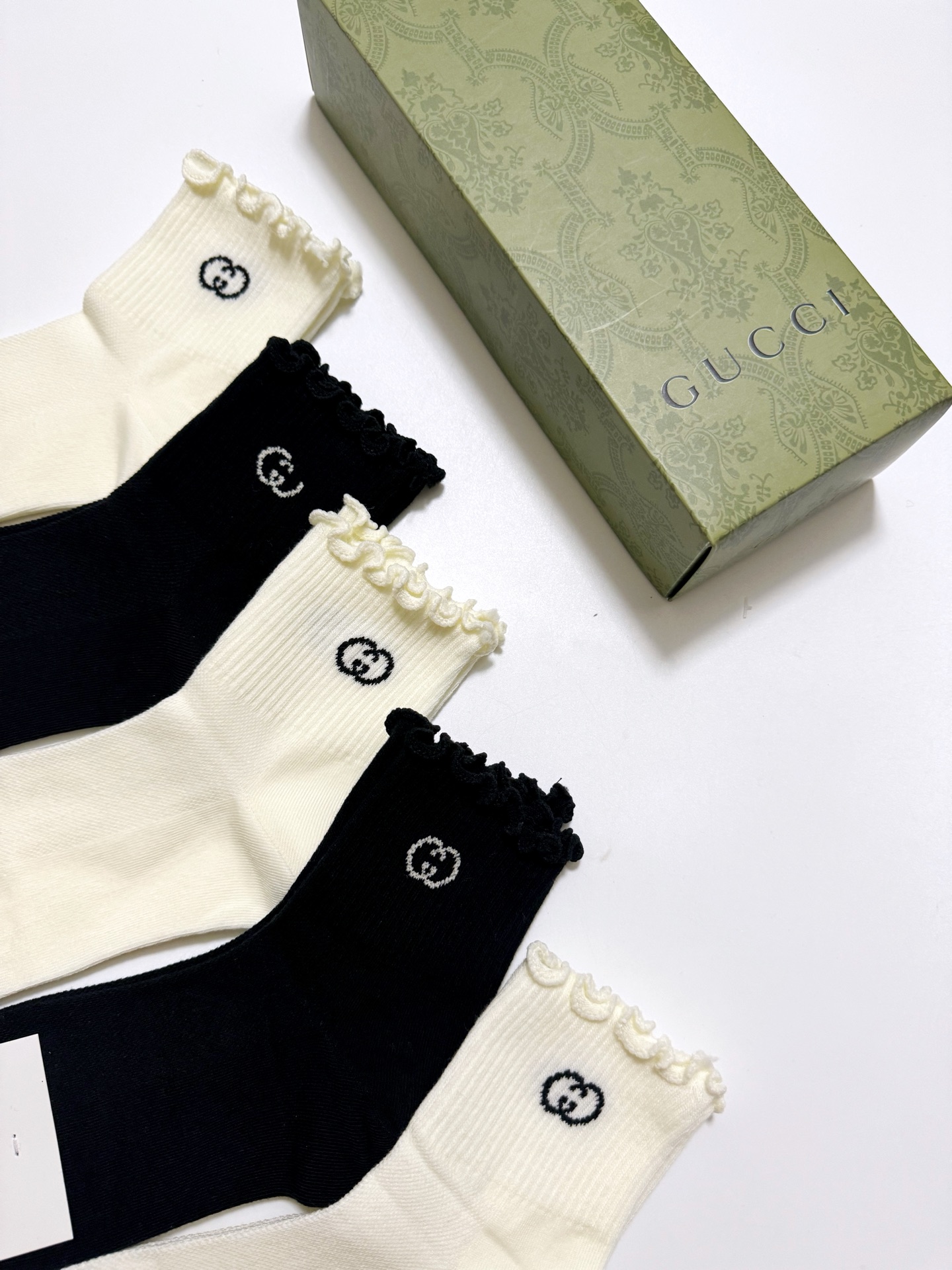 配包装
🌟【一盒5 双】
 🌟Gucci 古琦 经典字母logo ins超火爆短筒袜，纯棉面料，潮人必