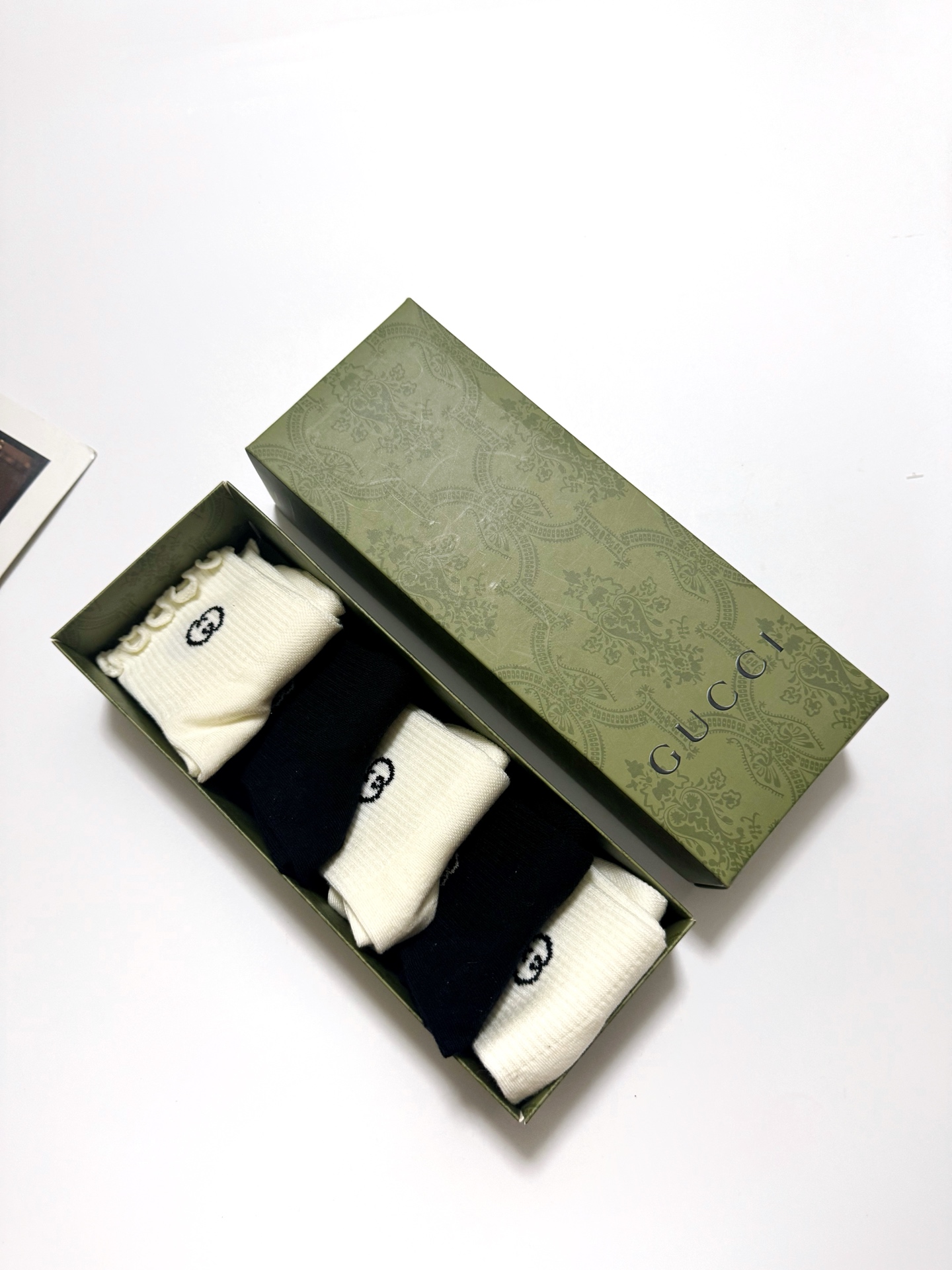  配包装
🌟【一盒5 双】
 🌟Gucci 古琦 经典字母logo ins超火爆短筒袜，纯棉面料，潮人必