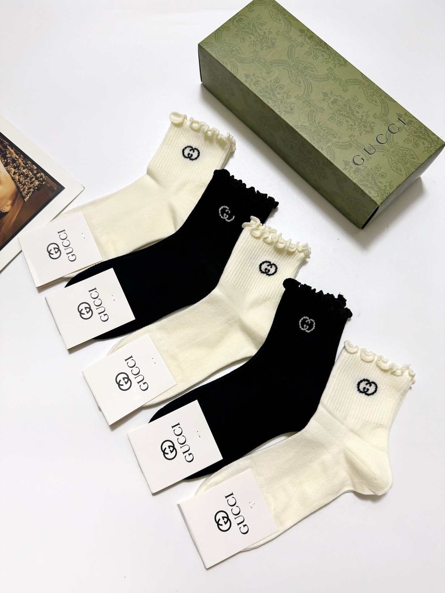  配包装
🌟【一盒5 双】
 🌟Gucci 古琦 经典字母logo ins超火爆短筒袜，纯棉面料，潮人必