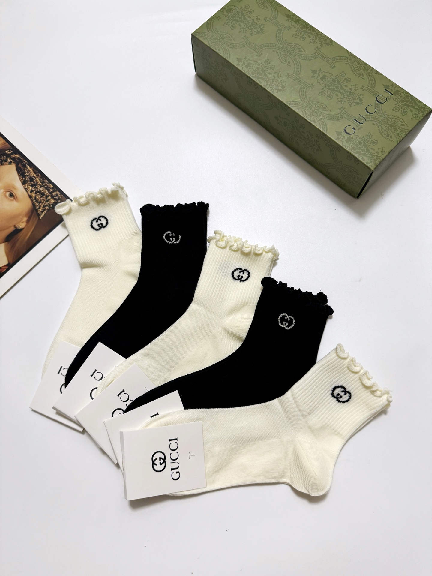  配包装
🌟【一盒5 双】
 🌟Gucci 古琦 经典字母logo ins超火爆短筒袜，纯棉面料，潮人必