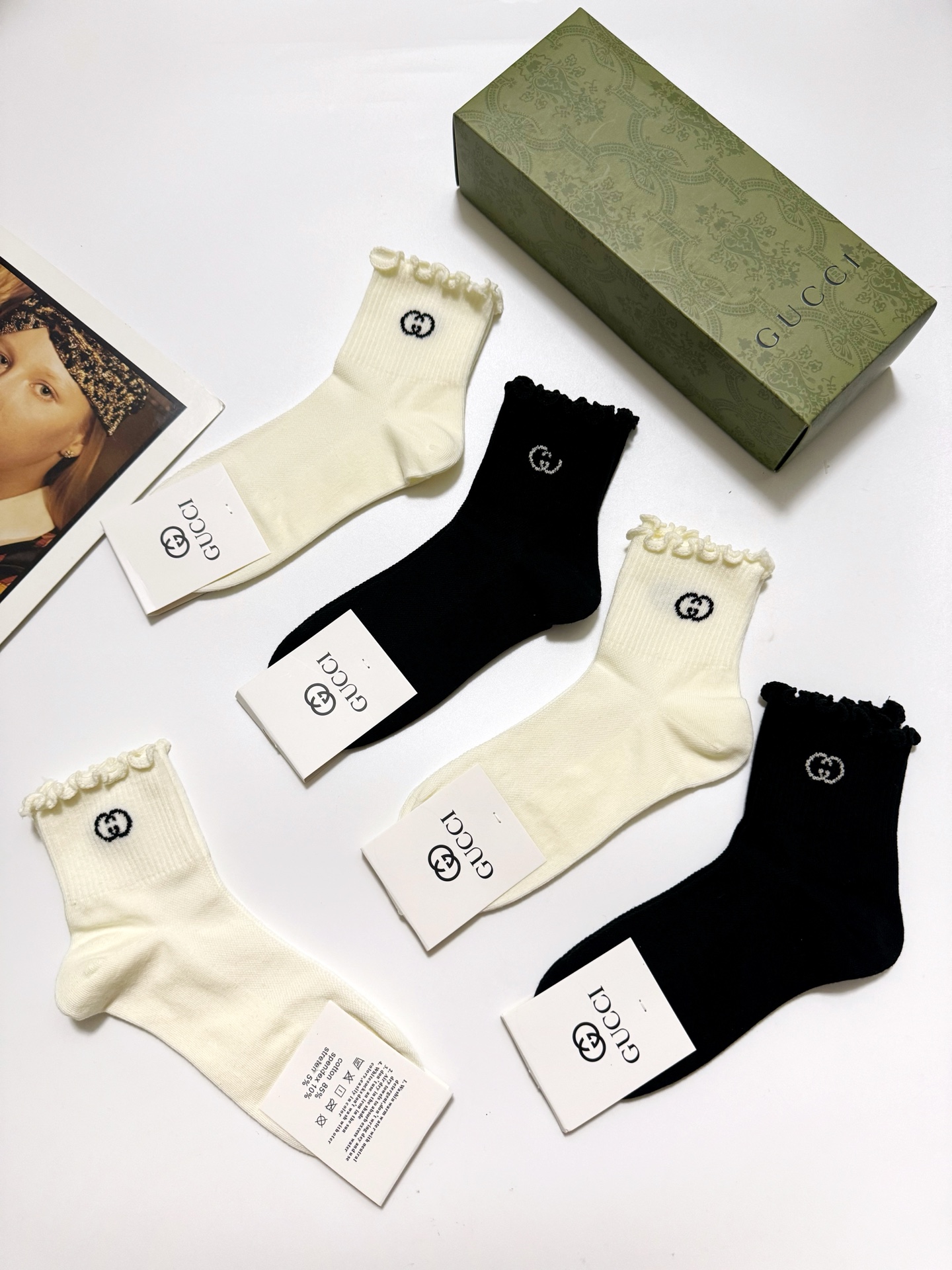 配包装
🌟【一盒5 双】
 🌟Gucci 古琦 经典字母logo ins超火爆短筒袜，纯棉面料，潮人必