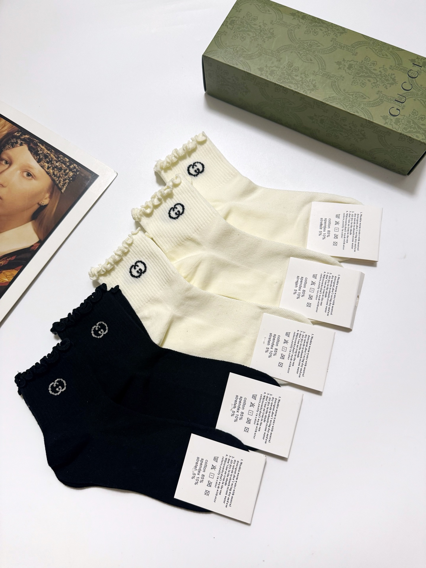  配包装
🌟【一盒5 双】
 🌟Gucci 古琦 经典字母logo ins超火爆短筒袜，纯棉面料，潮人必
