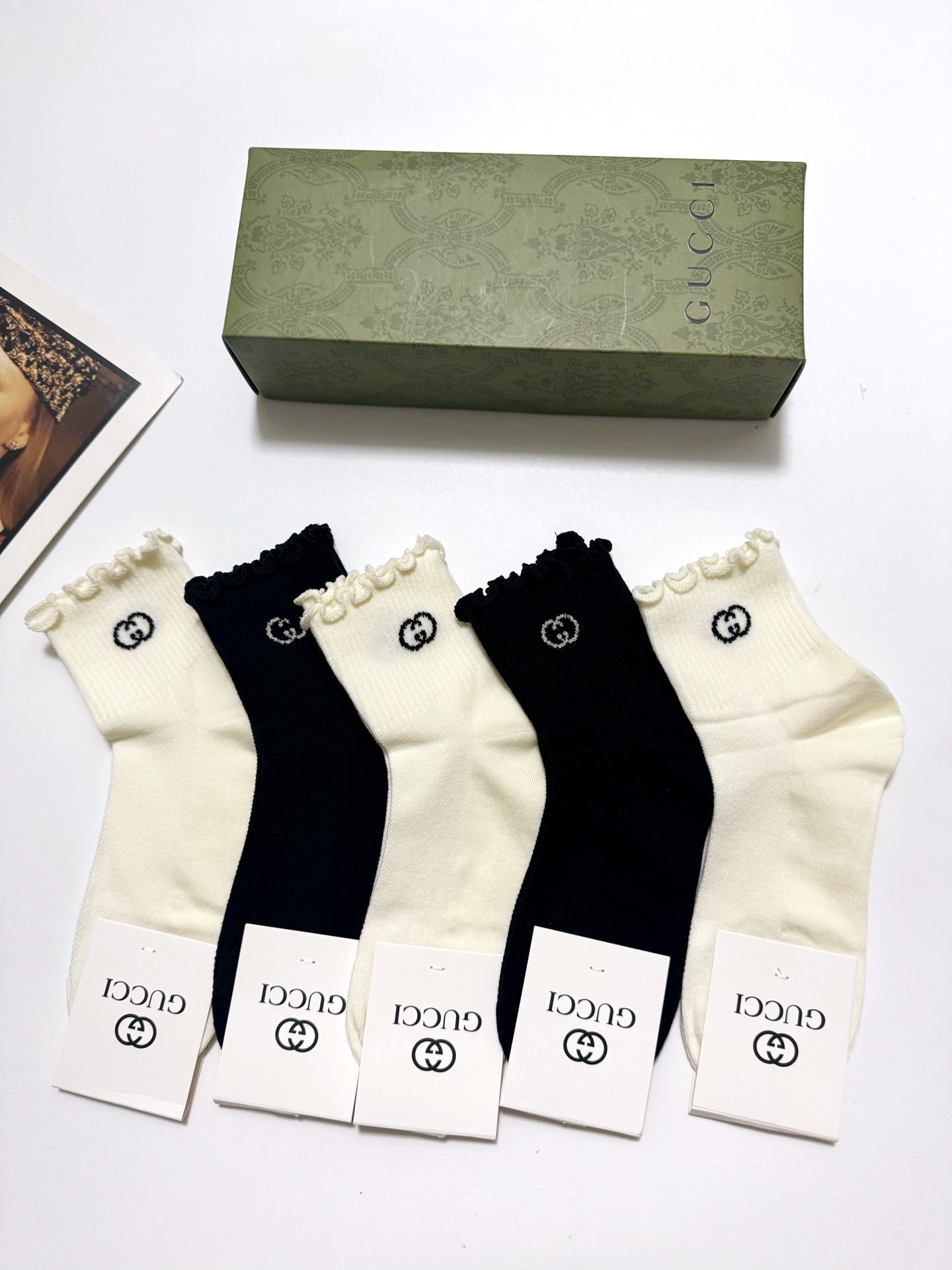  配包装
🌟【一盒5 双】
 🌟Gucci 古琦 经典字母logo ins超火爆短筒袜，纯棉面料，潮人必