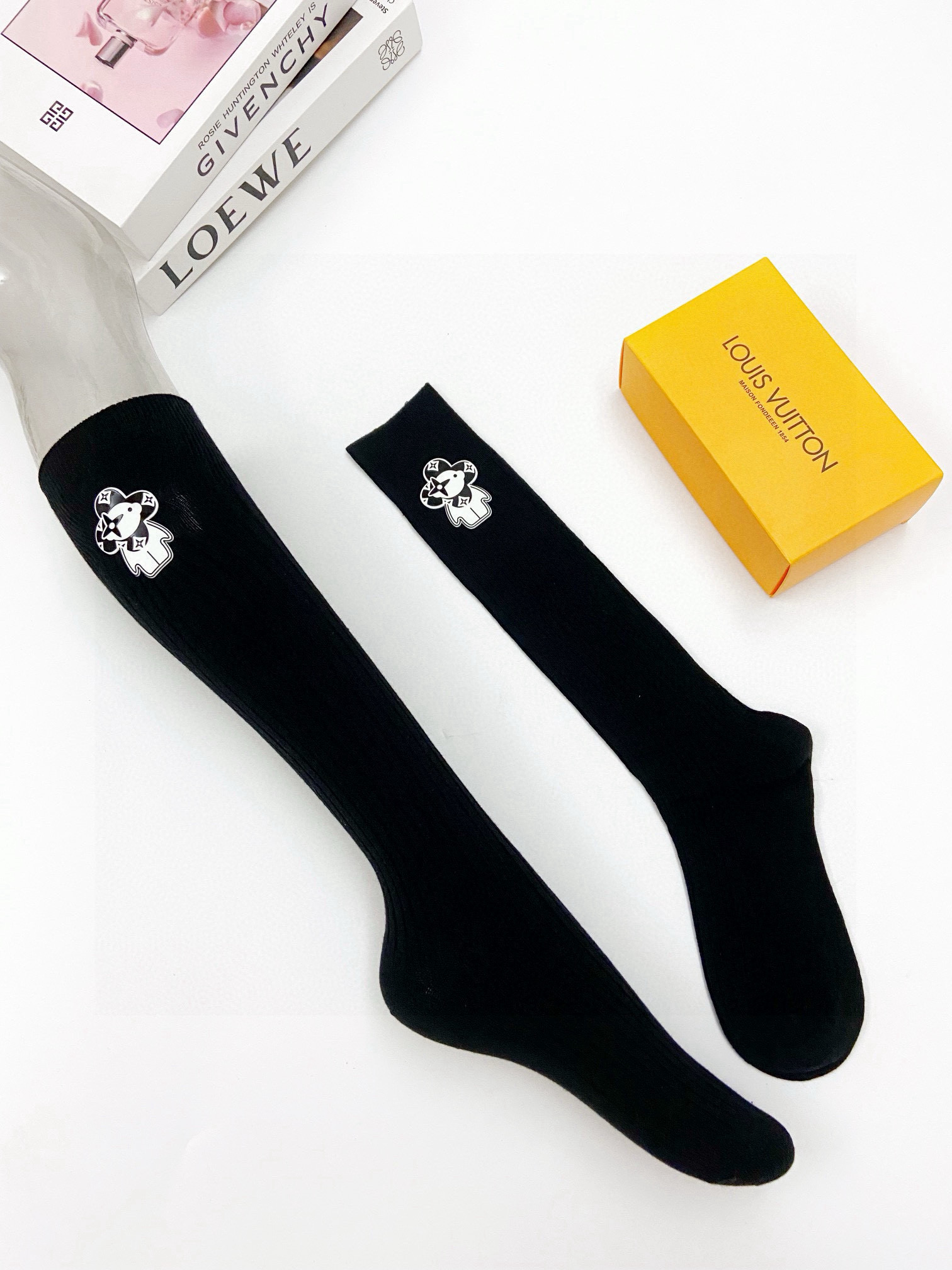  配包装
🌟【一盒一双】
🌟LV 路易威登 经典字母logo纯棉长筒袜  小腿袜
🌟重工装饰个性时尚
🌟