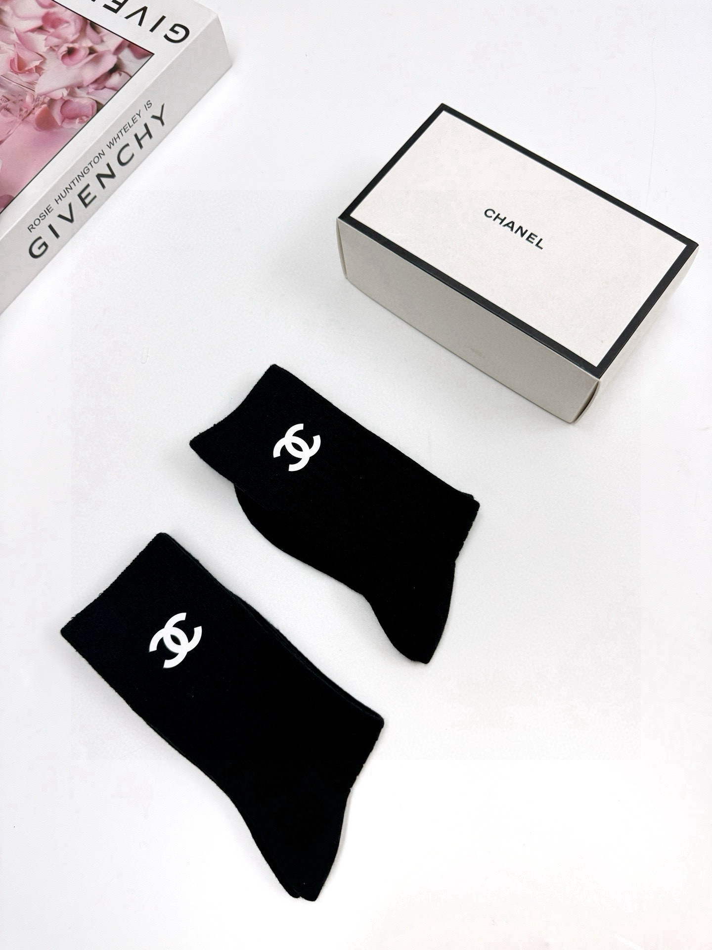  配包装
🌟【一盒2双】
 🌟Chanel 香奈儿 经典字母logo纯棉 中筒袜  ins超火爆红人同款