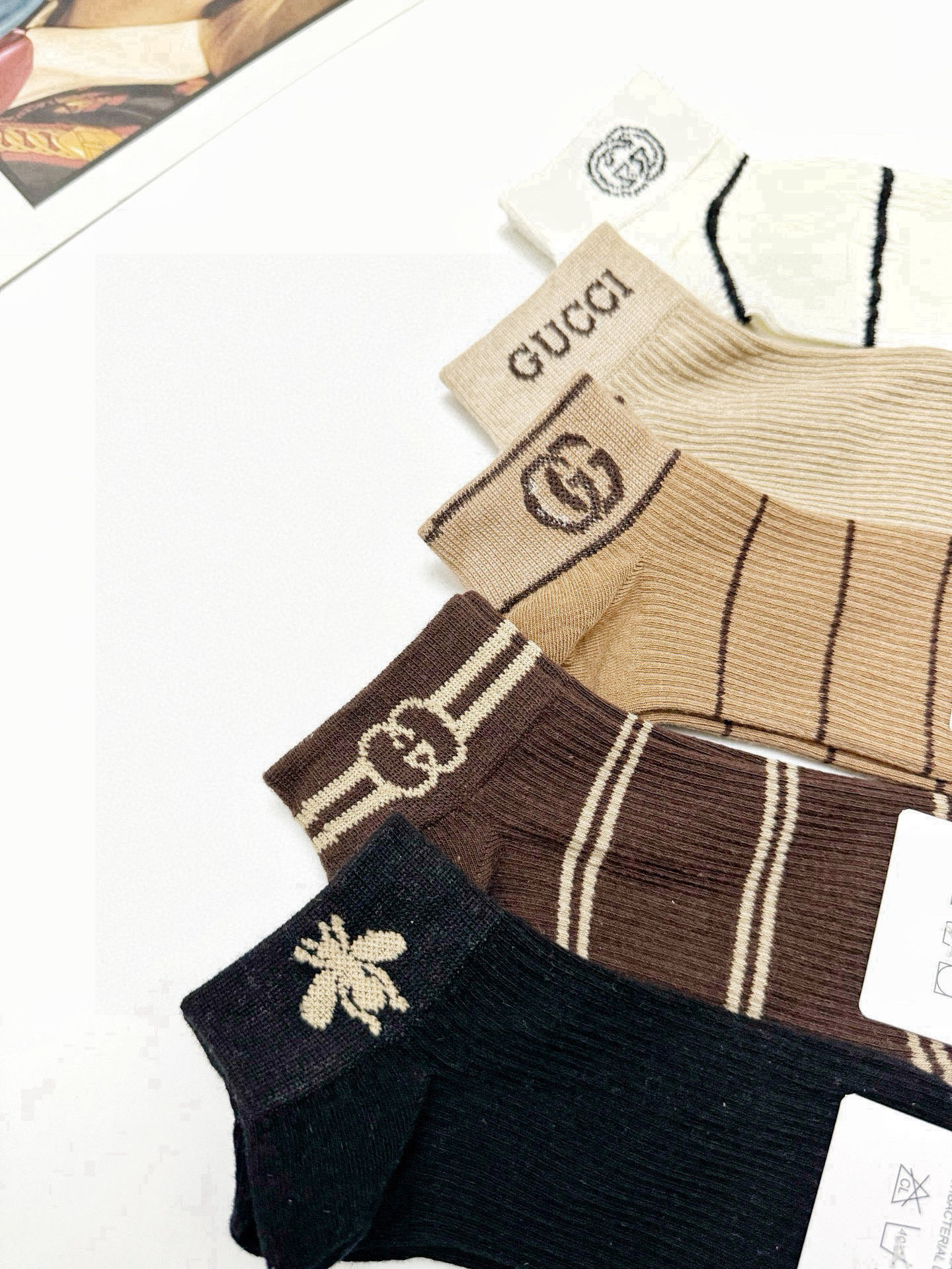  配包装
🌟【一盒5 双】
 🌟Gucci 古琦 经典字母logo 双G 短袜   ，ins超火爆短袜，