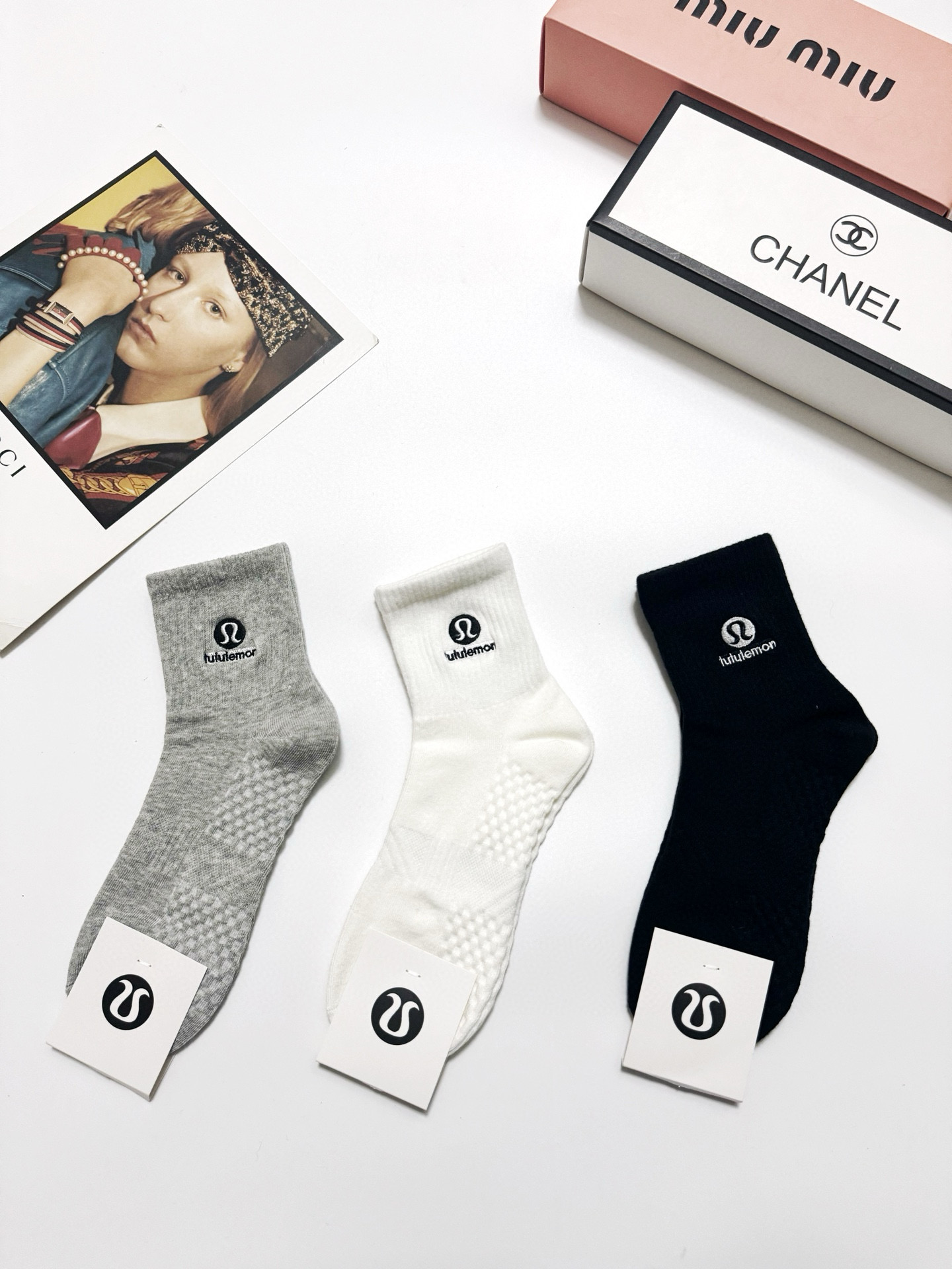  配包装
🌟【一盒3 双】
 🌟Lululemon 经典字母logo 纯棉刺绣短袜   ，ins超火爆短