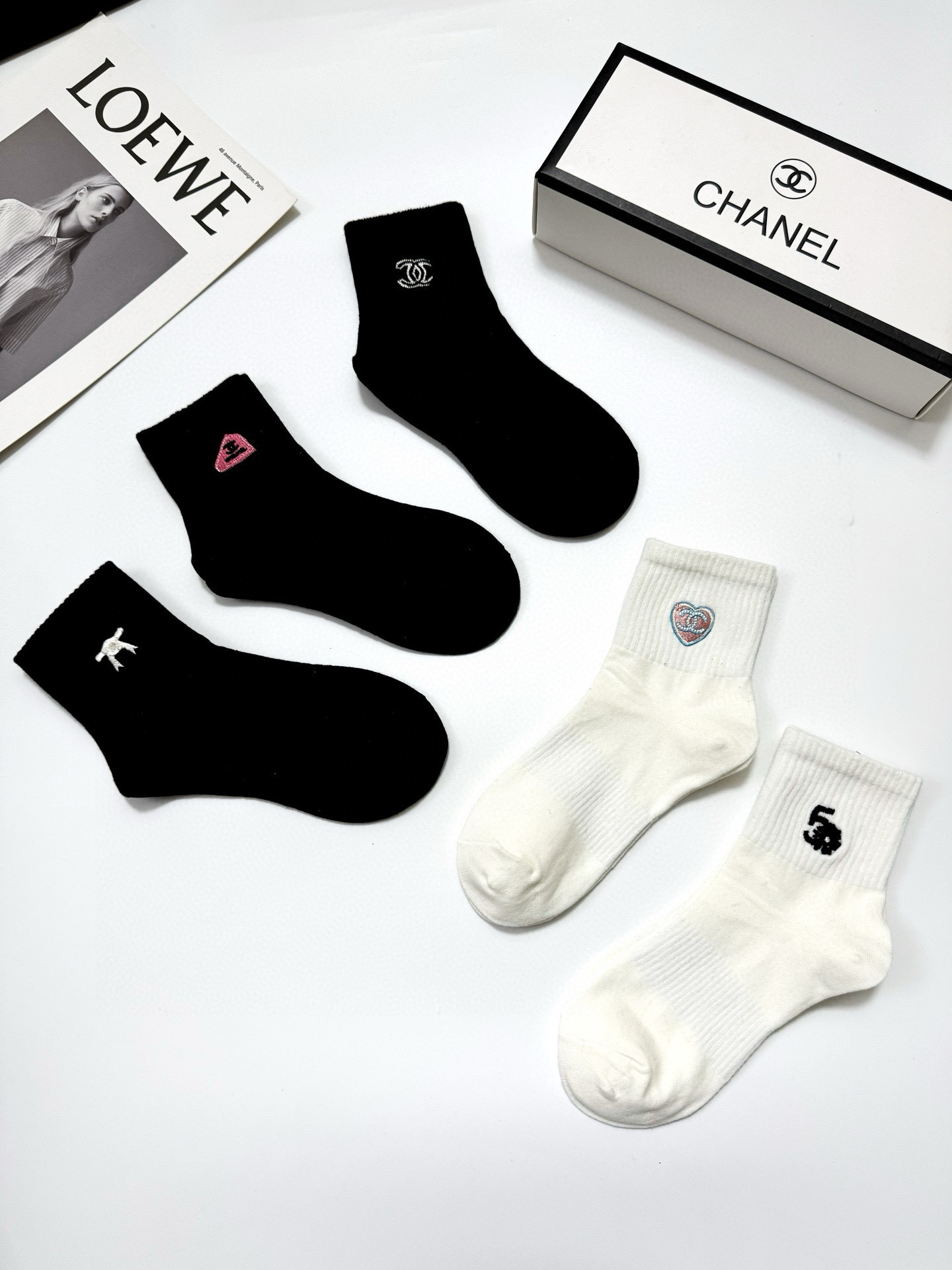  配包装
🌟【一盒5 双】
🌟Chanel 香奈儿 经典刺绣字母logo 纯棉中筒袜 ，重工刺绣 工艺，