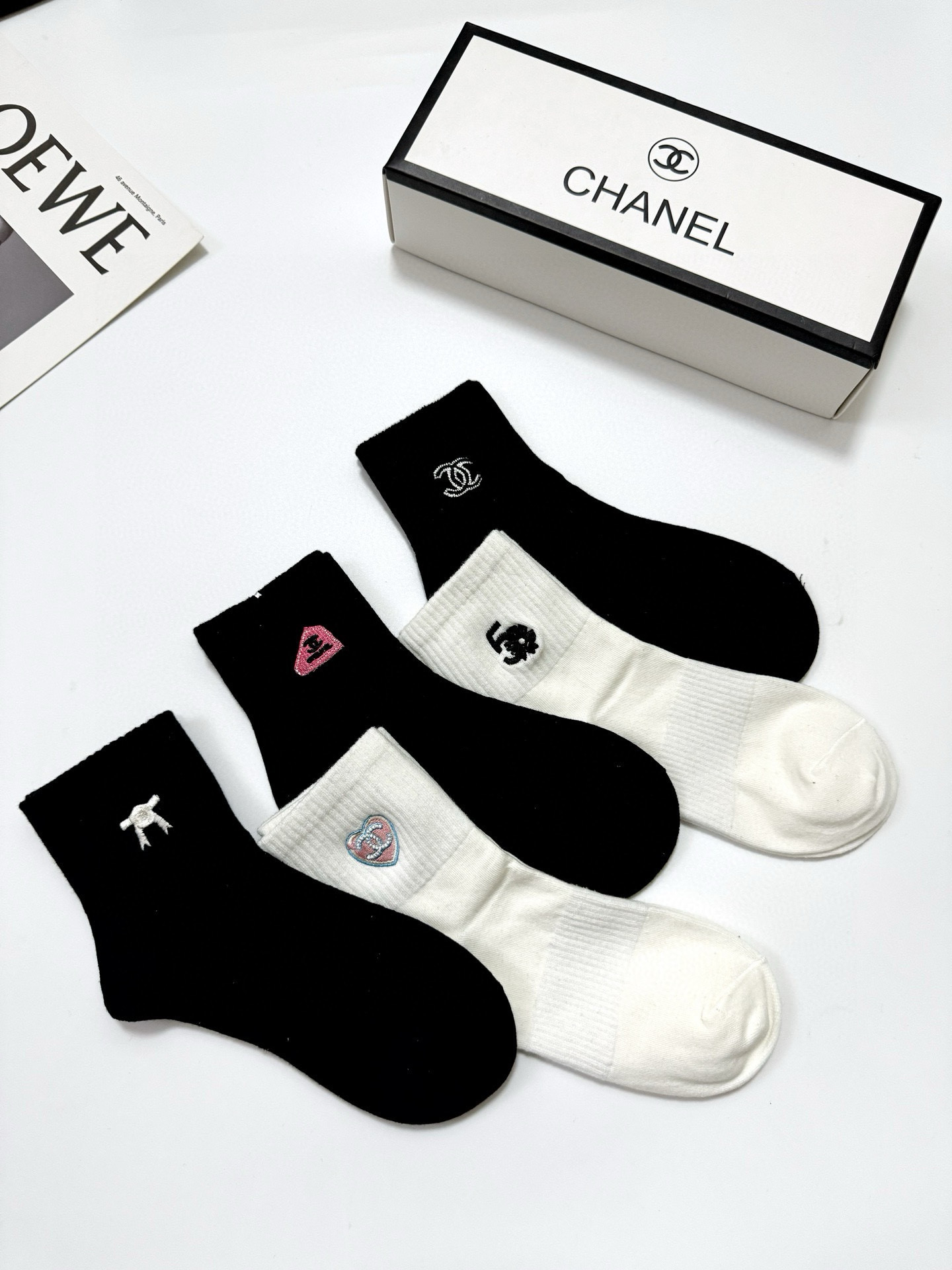  配包装
🌟【一盒5 双】
🌟Chanel 香奈儿 经典刺绣字母logo 纯棉中筒袜 ，重工刺绣 工艺，
