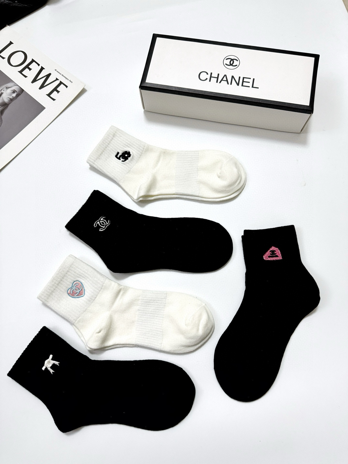  配包装
🌟【一盒5 双】
🌟Chanel 香奈儿 经典刺绣字母logo 纯棉中筒袜 ，重工刺绣 工艺，