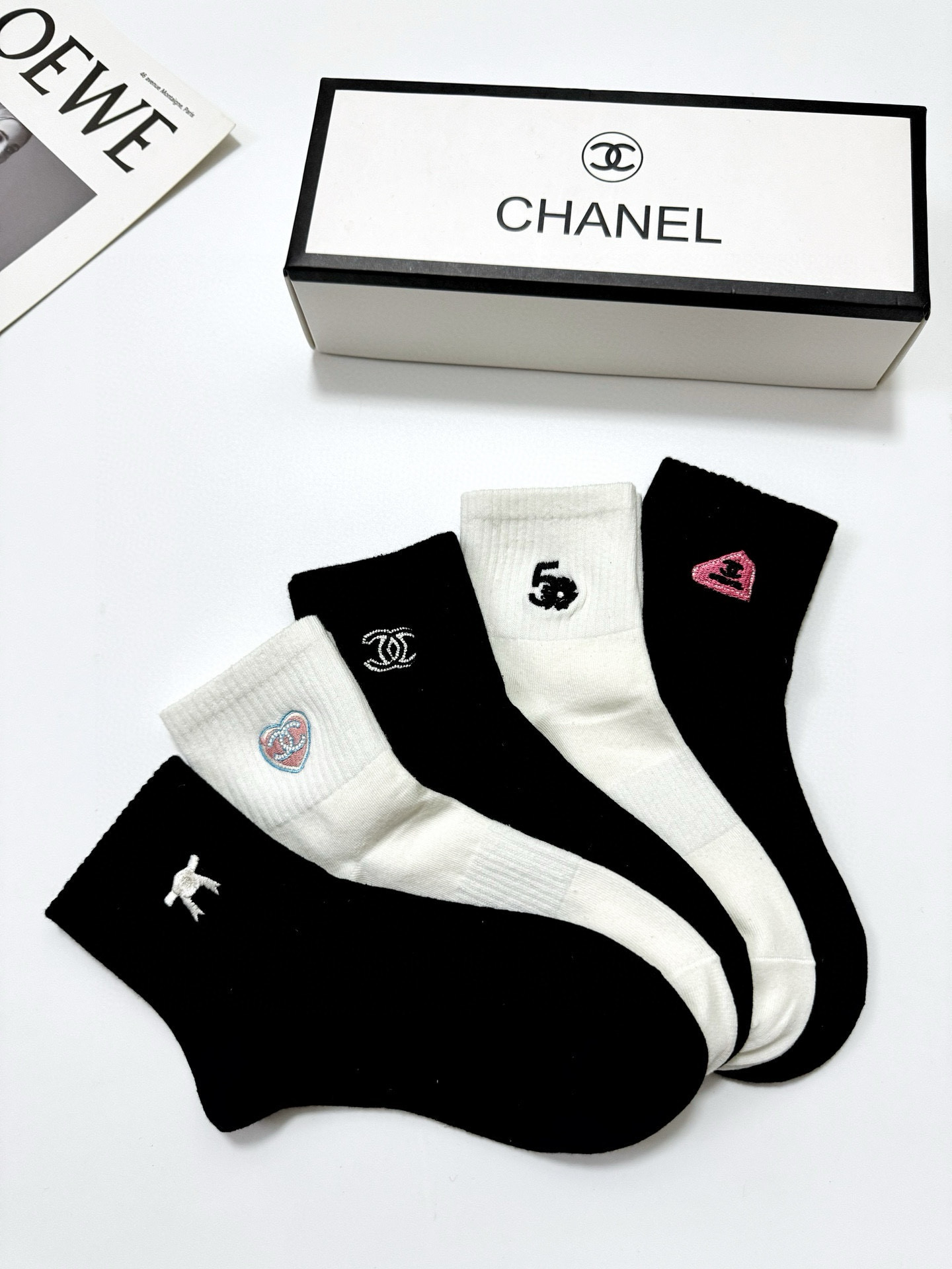  配包装
🌟【一盒5 双】
🌟Chanel 香奈儿 经典刺绣字母logo 纯棉中筒袜 ，重工刺绣 工艺，