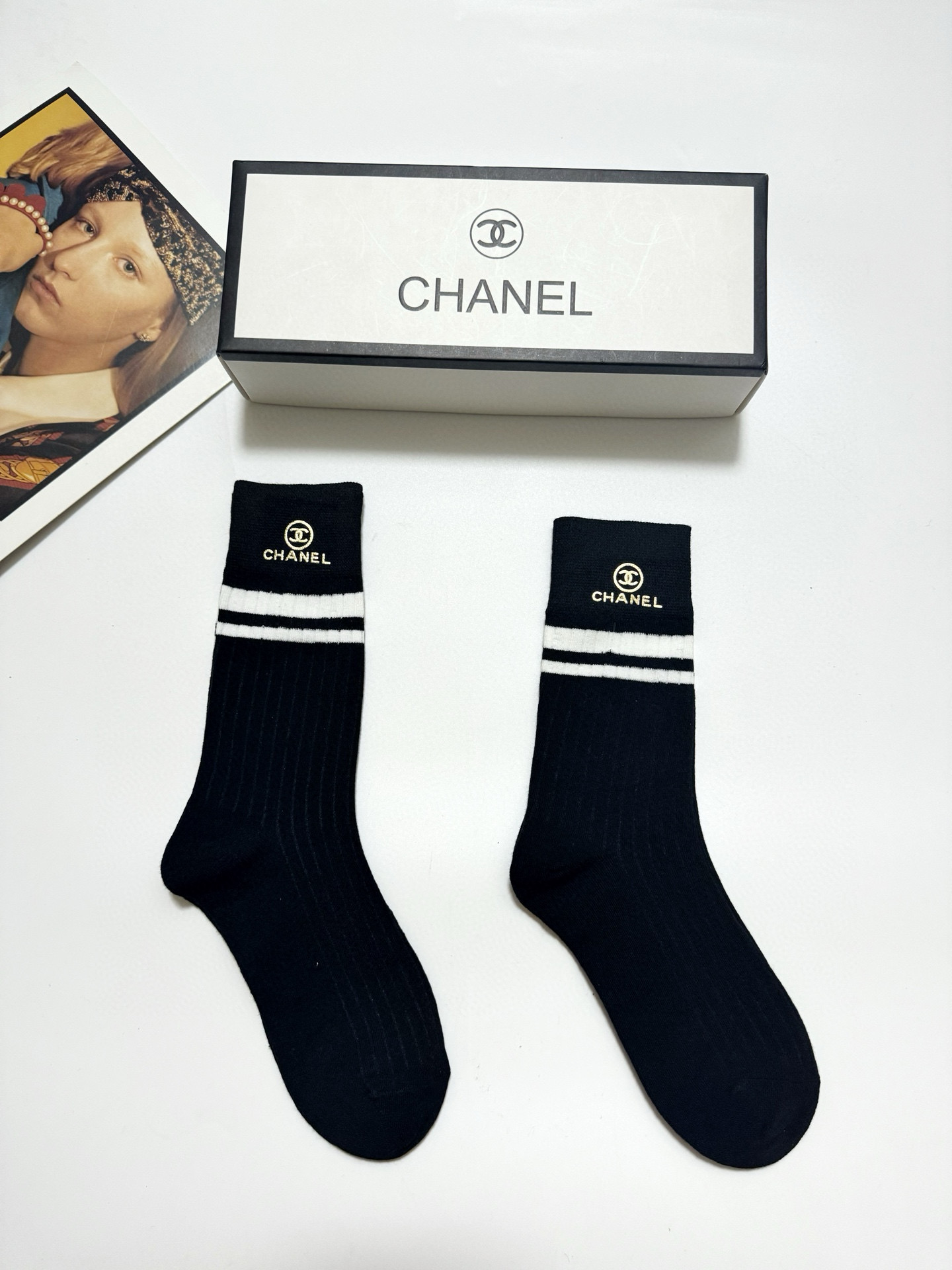  配包装
🌟【一盒2双】
 🌟Chanel 香奈儿 经典字母logo纯棉 中筒袜  ins超火爆红人同款
