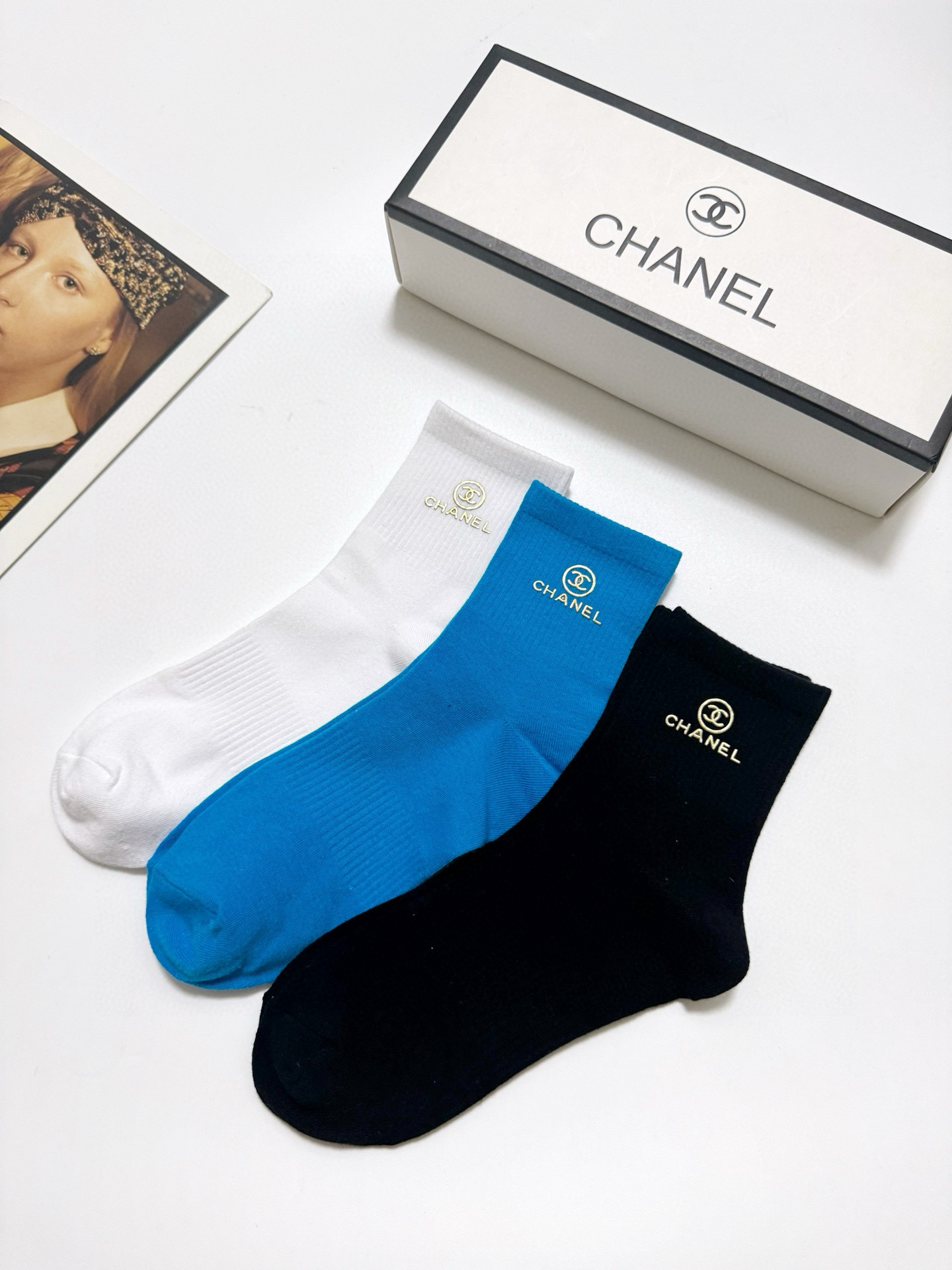  配包装
🌟【一盒3 双】
 🌟Chanel 香奈儿 经典字母logo纯棉 中筒袜  ins超火爆红人同
