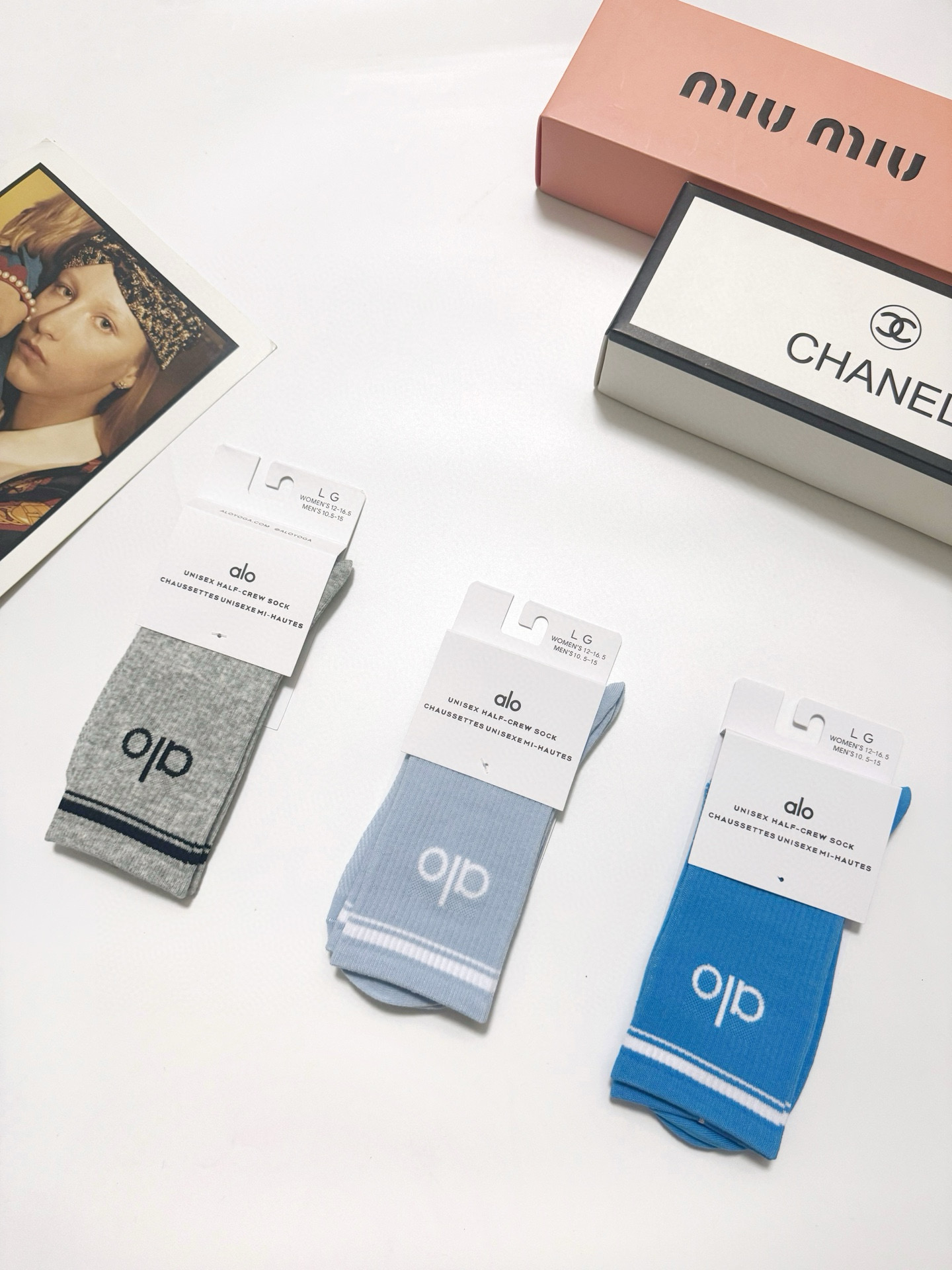  配包装
🌟【一盒3双】
 🌟 alo 经典字母logo 纯棉中筒袜   ，ins超火爆小腿短袜，纯棉面