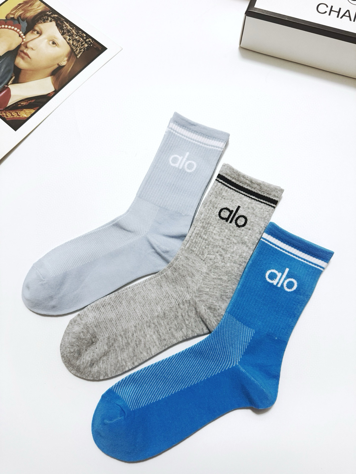  配包装
🌟【一盒3双】
 🌟 alo 经典字母logo 纯棉中筒袜   ，ins超火爆小腿短袜，纯棉面