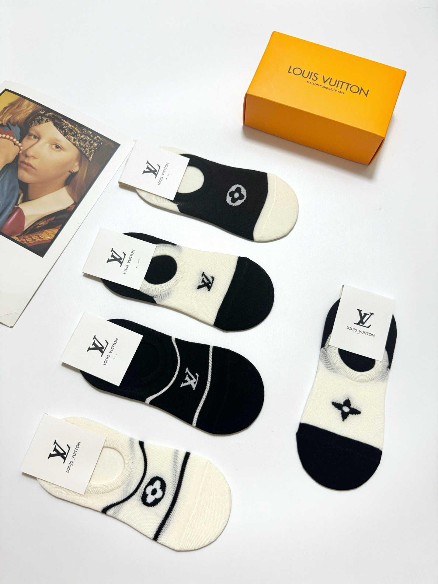  配包装
🌟【一盒5双】
 🌟LV 路易威登 经典字母logo 纯棉船袜   ，ins超火爆空调袜，纯棉