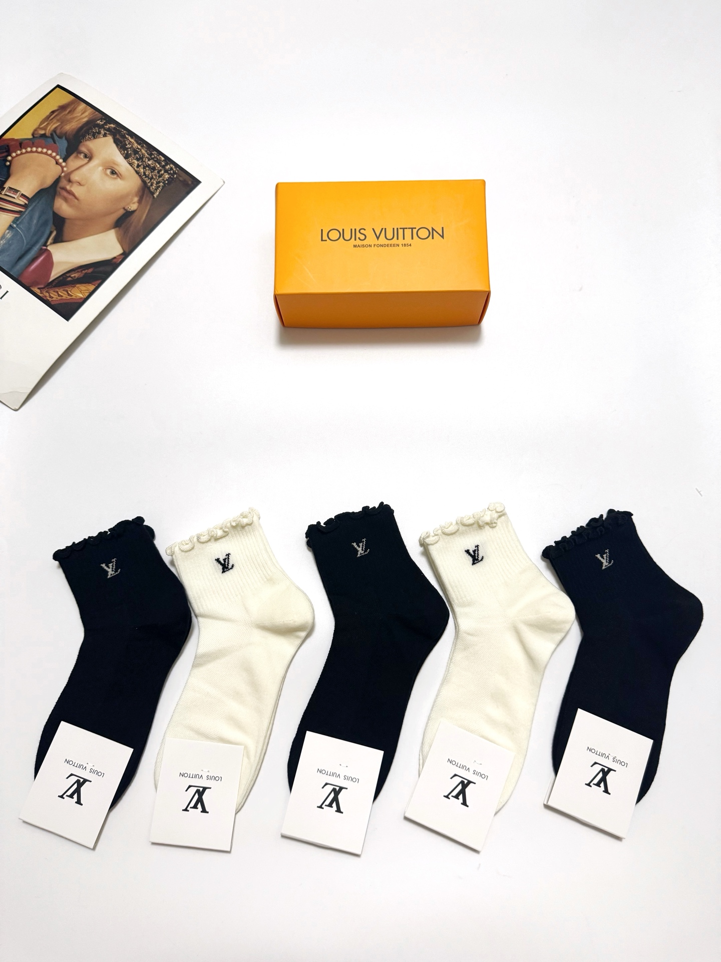  配包装
🌟【一盒5 双】
 🌟LV 路易威登 经典字母logo ins超火爆短筒袜，纯棉面料，潮人必备