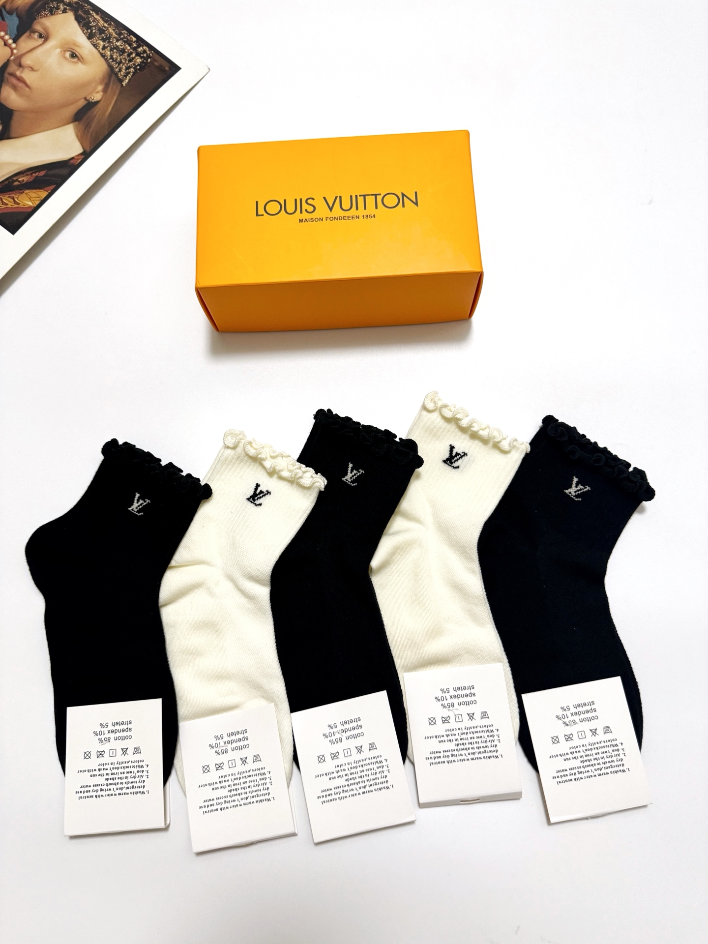  配包装
🌟【一盒5 双】
 🌟LV 路易威登 经典字母logo ins超火爆短筒袜，纯棉面料，潮人必备